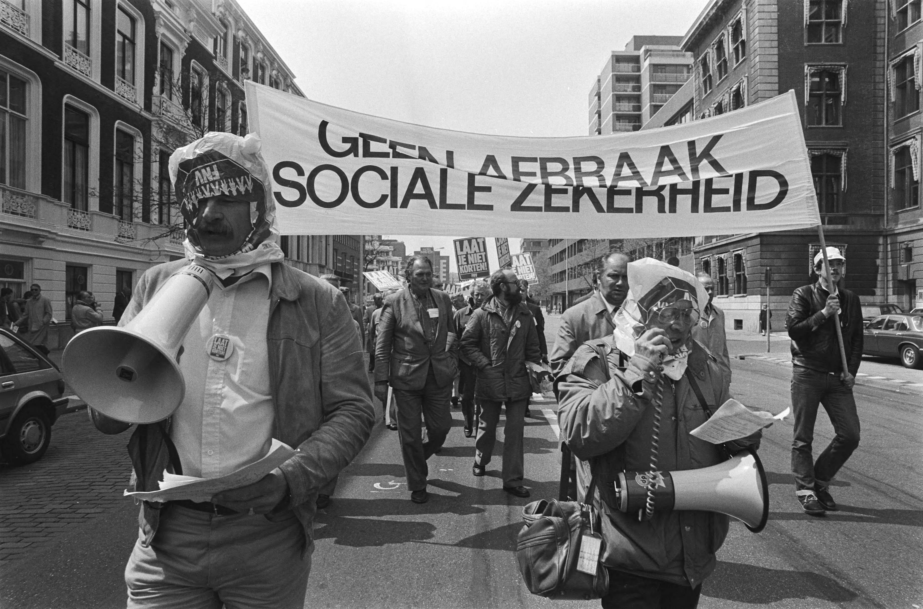 Fotocollectie Anefo — Uitkeringsgerechtigden demonstreren in Den Haag (als melaatsen) — Foto: Antonisse, Marcel / Anefo. Licentie: Set B: Rechtenvrij / Publiek Domein. Bron: Nationaal Archief. http://hdl.handle.net/10648/ad3930a4-d0b4-102d-bcf8-003048976d84