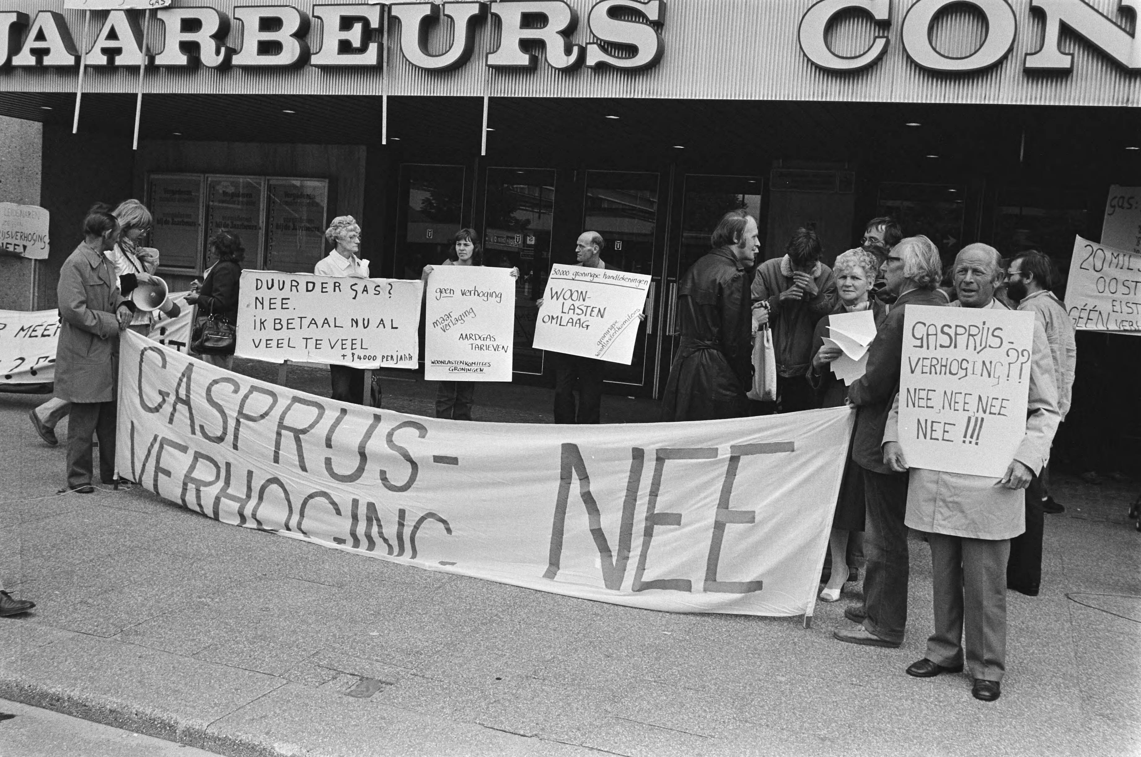 Fotocollectie Anefo — Vergadering VEGIN (Vereniging Exploitanten Gasbedrijven in Nederland) Jaarbeurs te Utrecht over prijsstijging van aardgas; — Foto: Bogaerts, Rob / Anefo. Licentie: Set B: Rechtenvrij / Publiek Domein. Bron: Nationaal Archief. http://hdl.handle.net/10648/acfe4458-d0b4-102d-bcf8-003048976d84