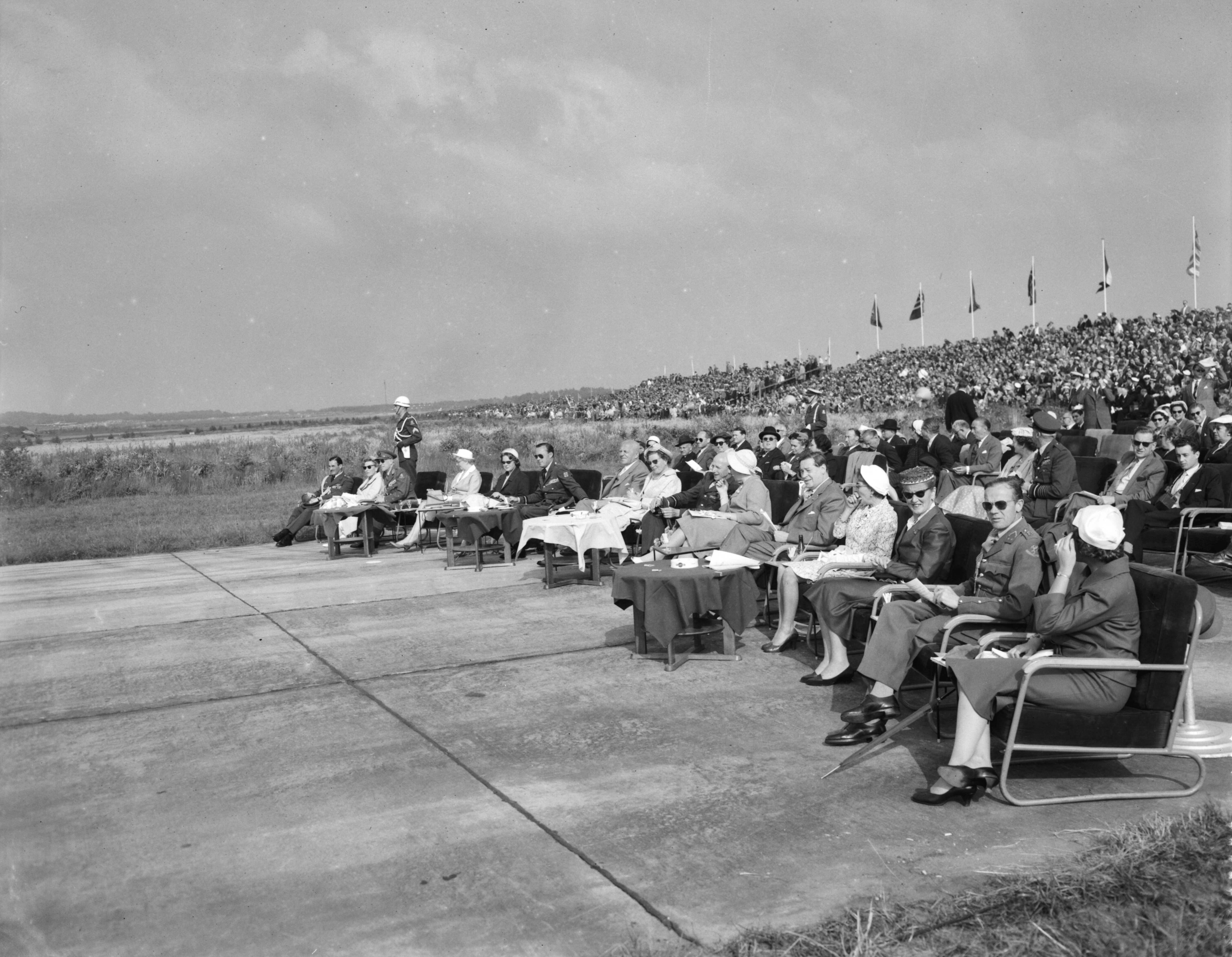 Fotocollectie Anefo — Vliegfeest op Soesterberg t.g.v. het 45-jarig bestaan van de Koninklijke Luchtmacht. De koninklijke familie op het terras — Foto: Noske, J.D. / Anefo. Licentie: Set B: Rechtenvrij / Publiek Domein. Bron: Nationaal Archief. http://hdl.handle.net/10648/a97fd116-d0b4-102d-bcf8-003048976d84