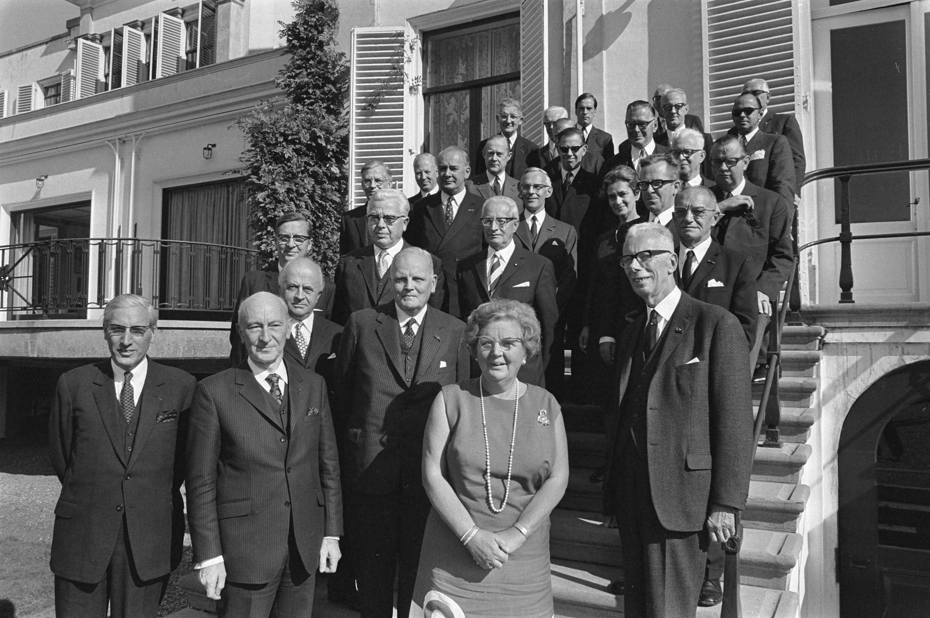 Fotocollectie Anefo — Koningin Juliana ontvangt op paleis Soestdijk het Hof van Justitie der Europese Gemeenschappen en leden van Hoge Raad der Nederlanden — Foto: Evers, Joost / Anefo. Licentie: Set B: Rechtenvrij / Publiek Domein. Bron: Nationaal Archief. http://hdl.handle.net/10648/aba51802-d0b4-102d-bcf8-003048976d84