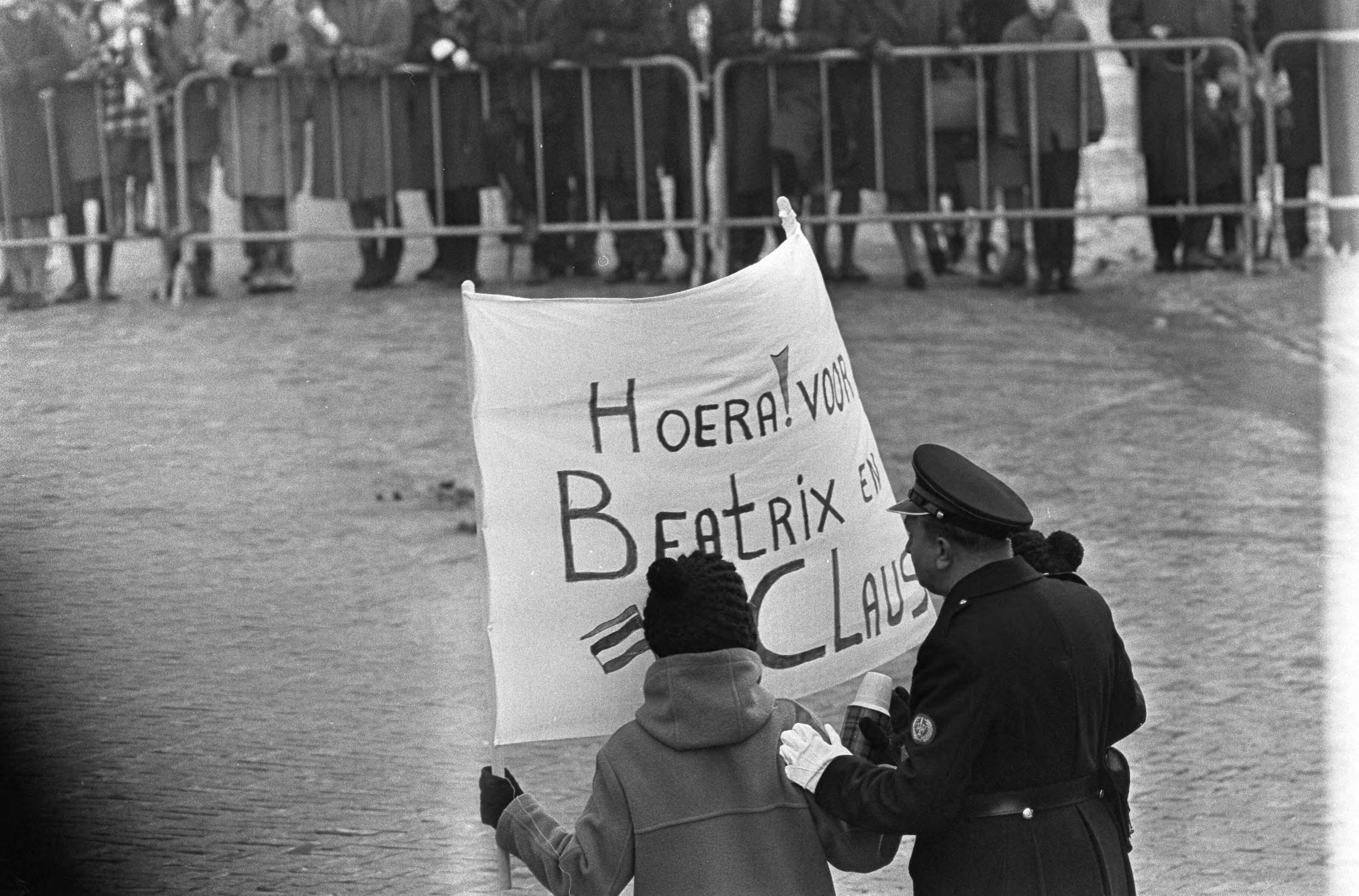 Fotocollectie Anefo — Ondertrouw prinses Beatrix en Claus in Baarn, Baarnse jeugd met spandoek — Foto: Combinatie 6 / Anefo. Licentie: Set B: Rechtenvrij / Publiek Domein. Bron: Nationaal Archief. http://hdl.handle.net/10648/aadb071a-d0b4-102d-bcf8-003048976d84