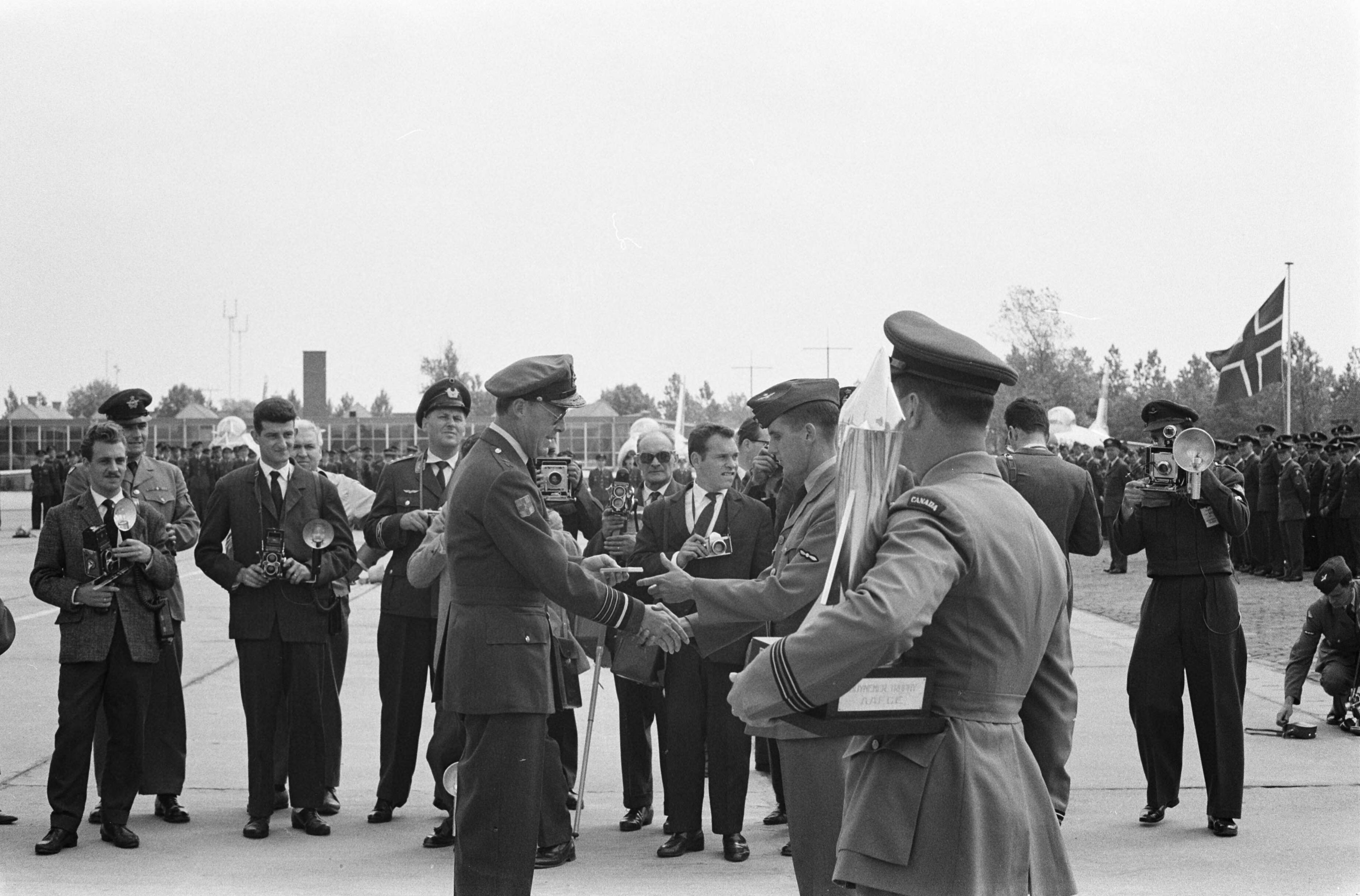 Fotocollectie Anefo — Prins Bernhard bij schietcompetitie NATO-Luchtmacht op vliegbasis Leeuwarden. Tijdens de prijsuitreiking — Foto: Rossem, Wim van / Anefo. Licentie: Set B: Rechtenvrij / Publiek Domein. Bron: Nationaal Archief. http://hdl.handle.net/10648/a9dbe3ca-d0b4-102d-bcf8-003048976d84