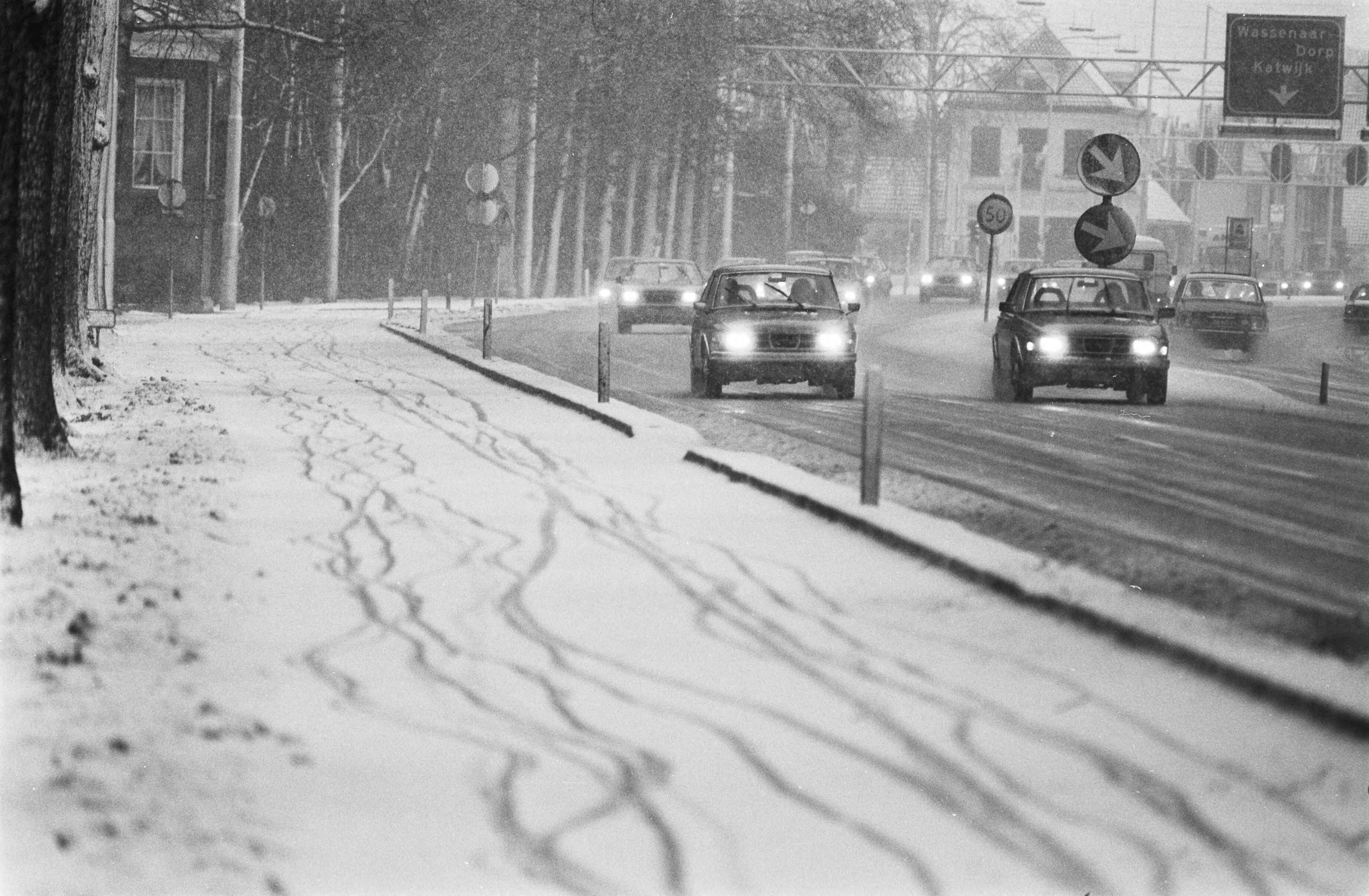 Fotocollectie Anefo — Verkeer in de sneeuw in omgeving Den Haag — Foto: Suyk, Koen / Anefo. Licentie: Set B: Rechtenvrij / Publiek Domein. Bron: Nationaal Archief. http://hdl.handle.net/10648/acc257b8-d0b4-102d-bcf8-003048976d84