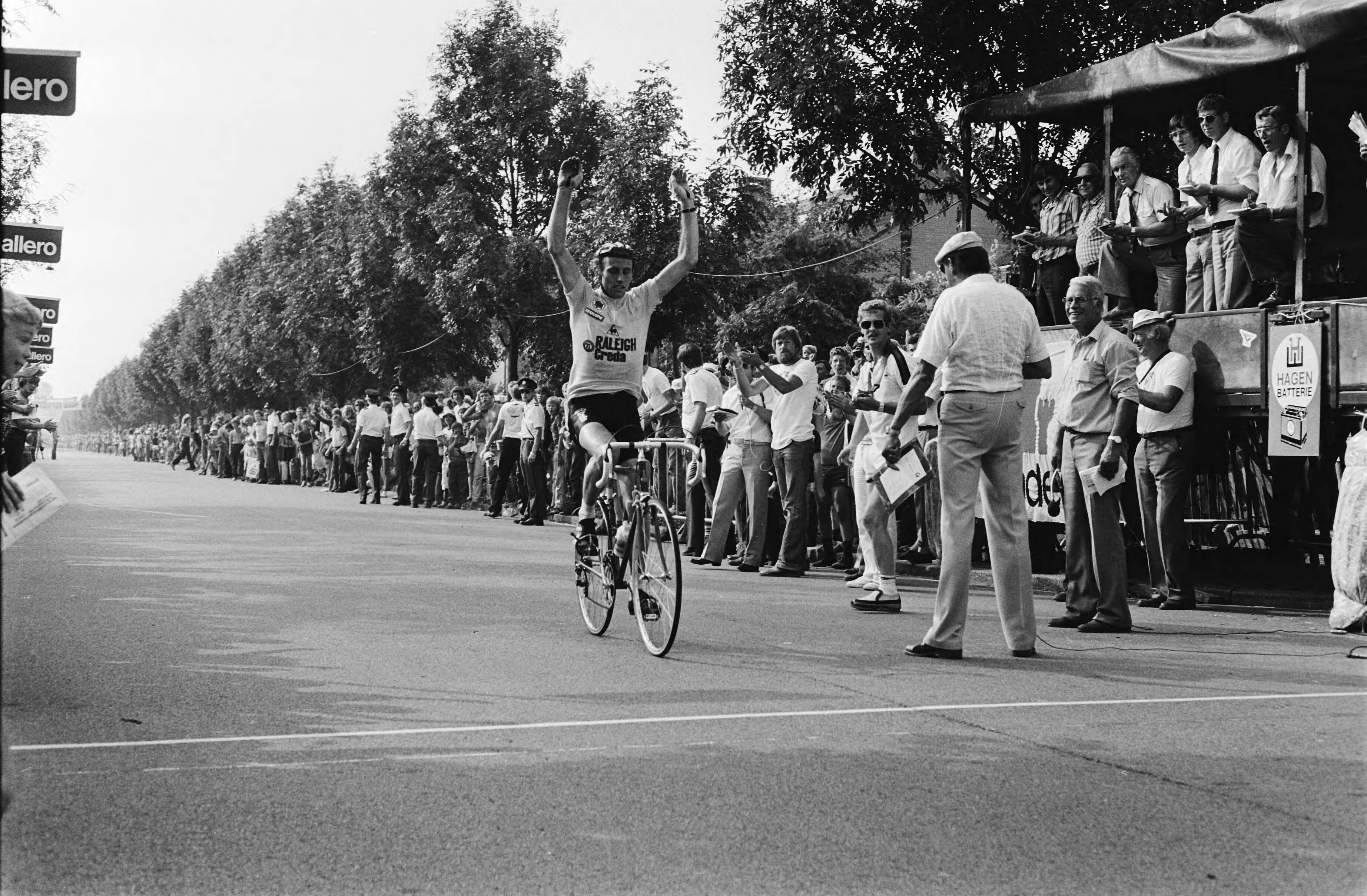 Wielerronde van Kortenhoef — Finish met winnaar Joop Zoetemelk — Foto: Antonisse, Marcel / Anefo. Licentie: Set B: Rechtenvrij / Publiek Domein. Bron: Nationaal Archief. http://hdl.handle.net/10648/ace4e79c-d0b4-102d-bcf8-003048976d84