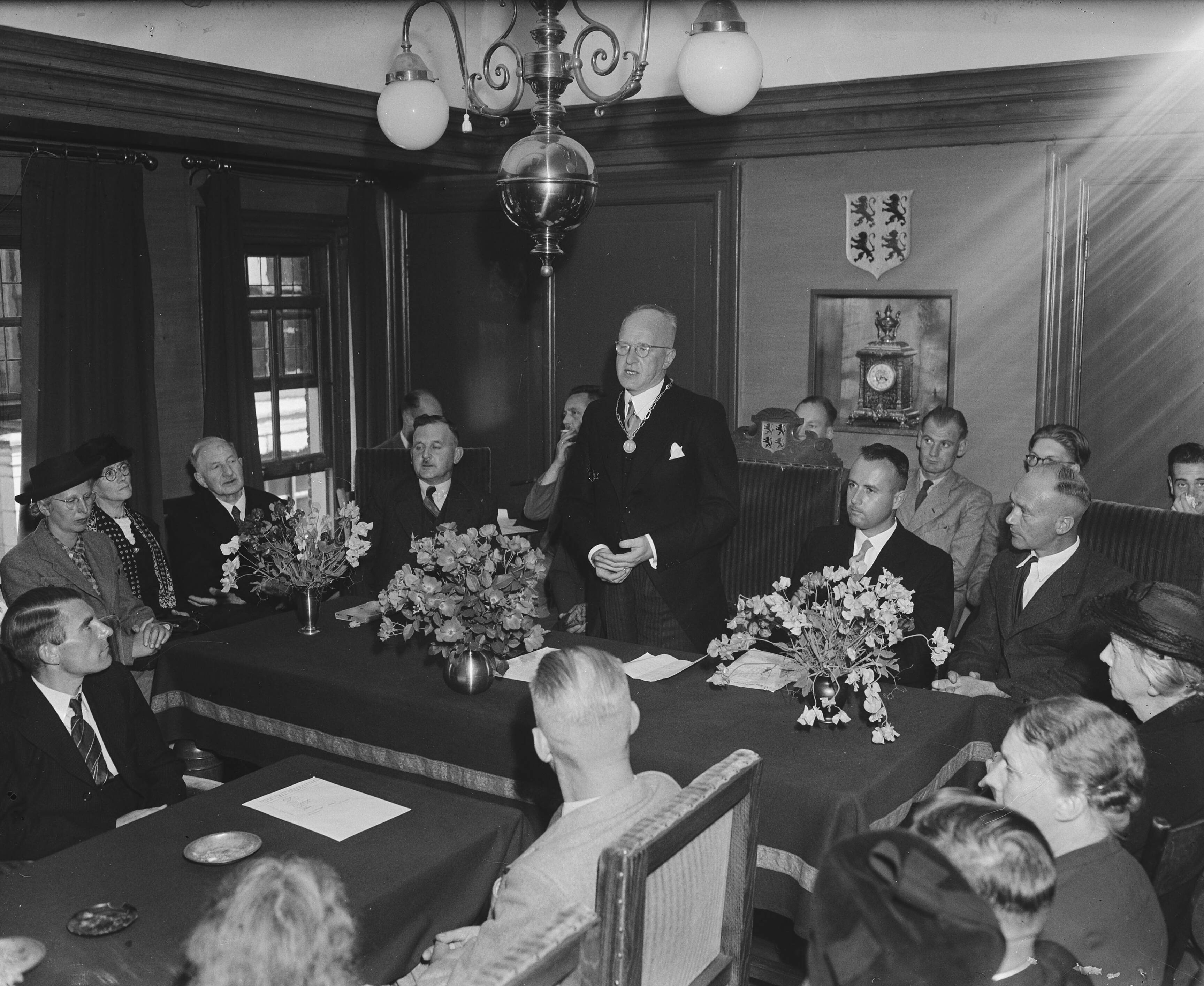 Fotocollectie Anefo — Installatie van burgemeester Provily van Krommenie. Rechts van de burgemeester zit wethouder J. Blanken (met snor) en links gemeentesecretaris H.J. Resoort. — Foto: Wisman, Bram / Anefo. Licentie: Set B: Rechtenvrij / Publiek Domein. Bron: Nationaal Archief. http://hdl.handle.net/10648/a8abf9cc-d0b4-102d-bcf8-003048976d84