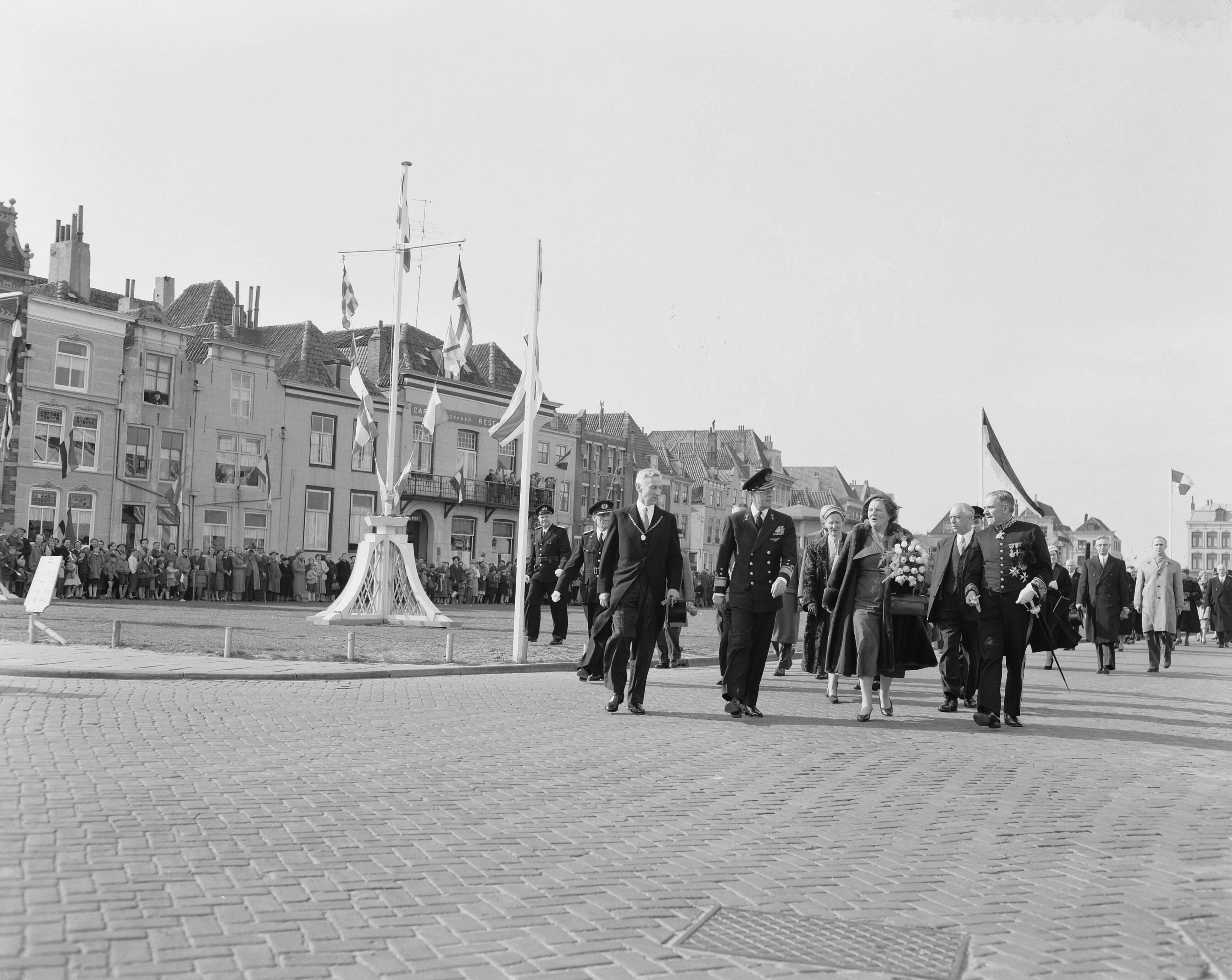Fotocollectie Anefo — De Ruyterherdenking in Vlissingen — Foto: Noske, J.D. / Anefo. Licentie: Set B: Rechtenvrij / Publiek Domein. Bron: Nationaal Archief. http://hdl.handle.net/10648/a95abb56-d0b4-102d-bcf8-003048976d84