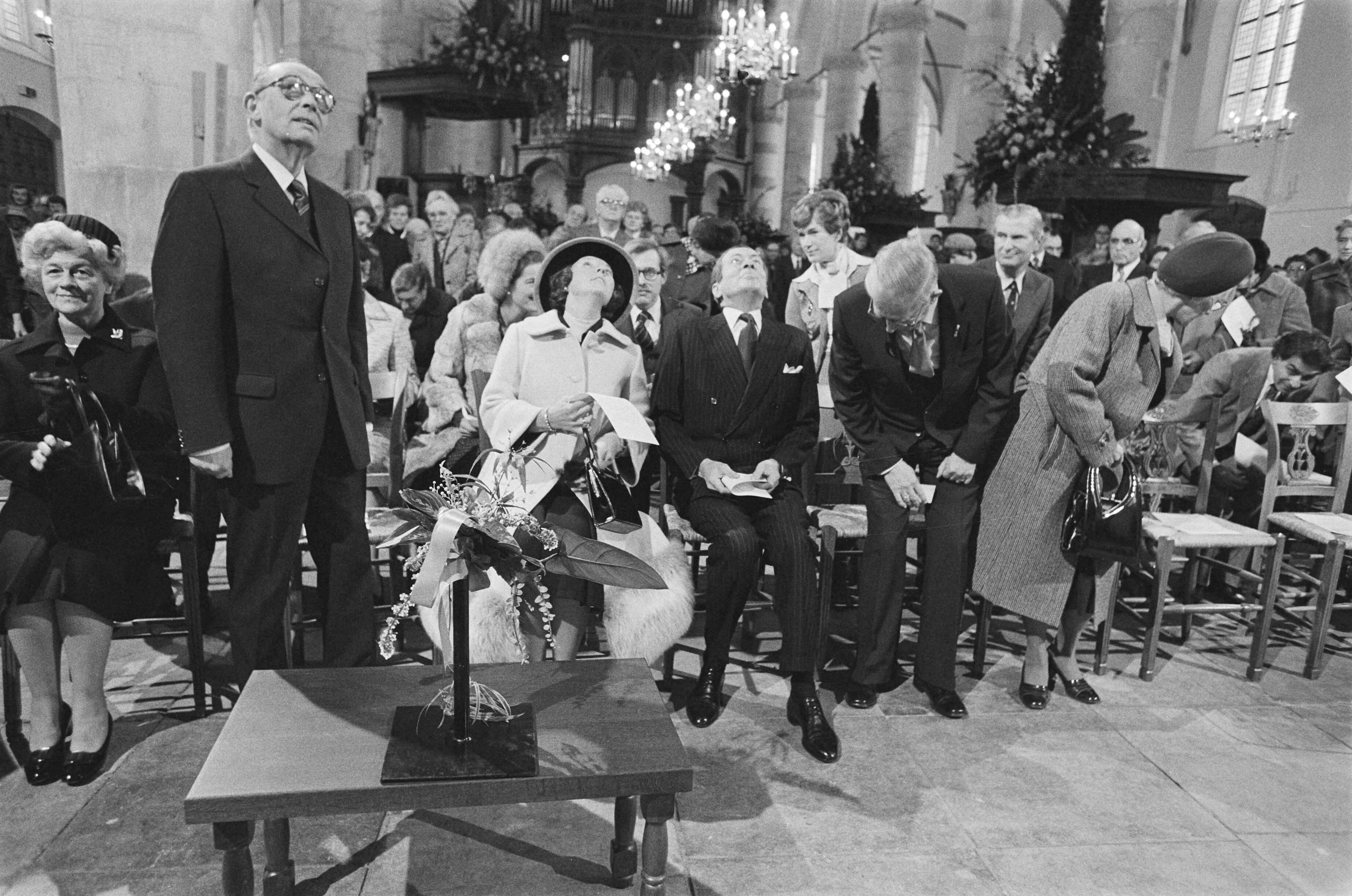 Fotocollectie Anefo — Prinses Bearix en Prins Claus wonen officiele opening bij van de gerestaureerde Grote Kerk te Naarden — Foto: Croes, Rob C. / Anefo. Licentie: Set B: Rechtenvrij / Publiek Domein. Bron: Nationaal Archief. http://hdl.handle.net/10648/acc0925c-d0b4-102d-bcf8-003048976d84
