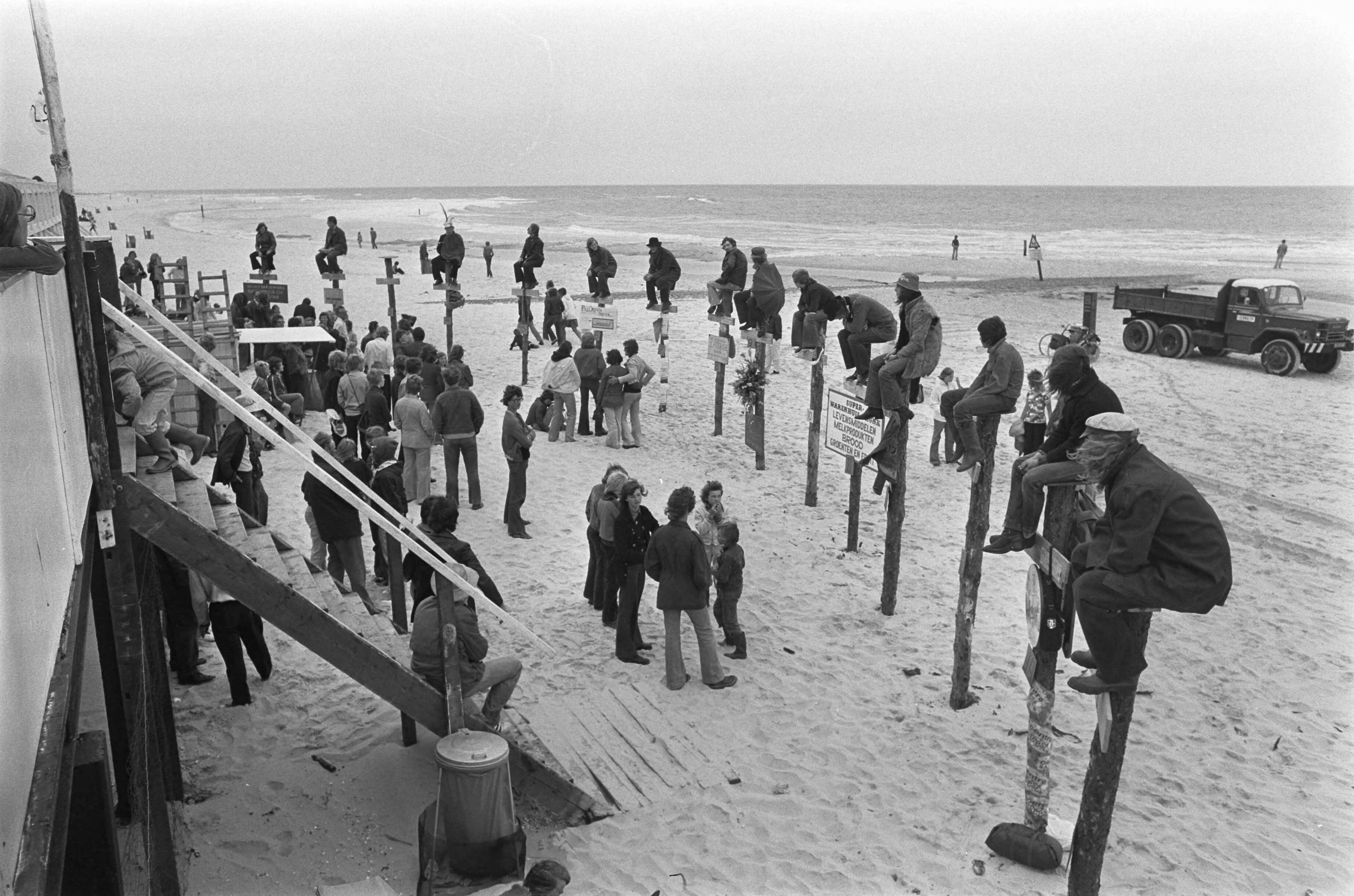 Wedstrijd paalzitten op het strand van Schoorl — Paalzitters op het strand — Foto: Verhoeff, Bert / Anefo. Licentie: Set B: Rechtenvrij / Publiek Domein. Bron: Nationaal Archief. http://hdl.handle.net/10648/ac6ce224-d0b4-102d-bcf8-003048976d84