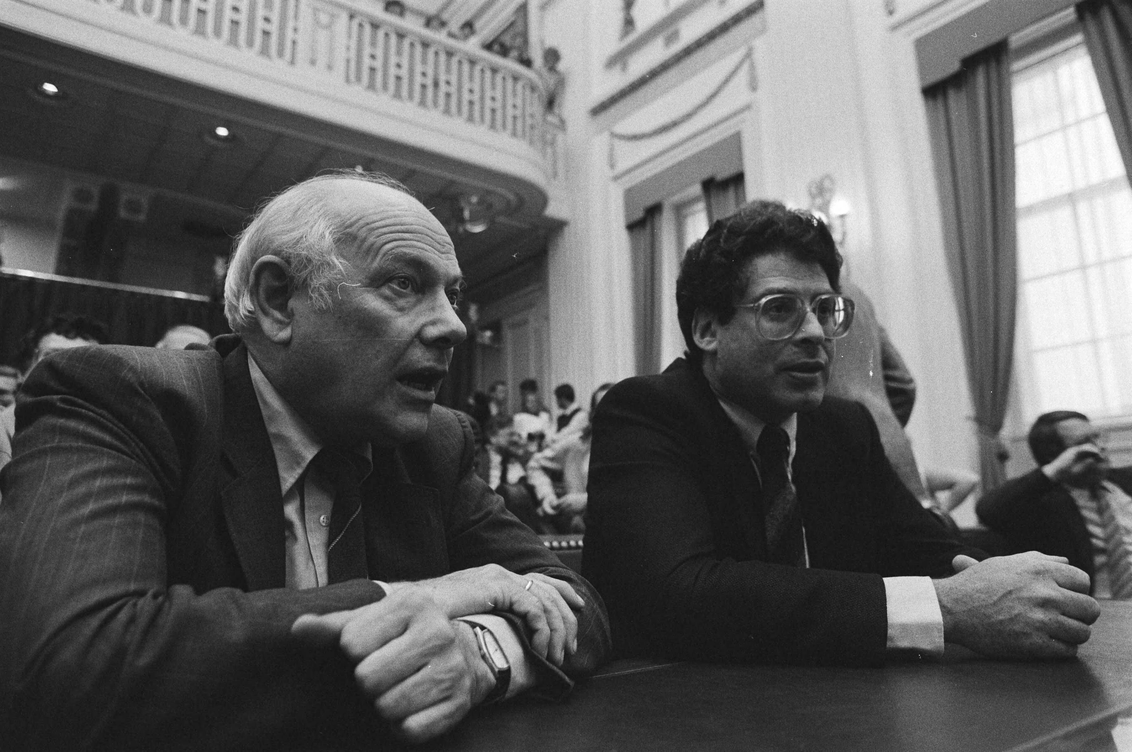 Tweede Kamer; eerste vergadering na zomerreces — Den Uyl (PvdA, links) met Van Thijn (PvdA) tijdens de vergadering — Foto: Dijk, Hans van / Anefo. Licentie: Set B: Rechtenvrij / Publiek Domein. Bron: Nationaal Archief. http://hdl.handle.net/10648/ad020d5e-d0b4-102d-bcf8-003048976d84