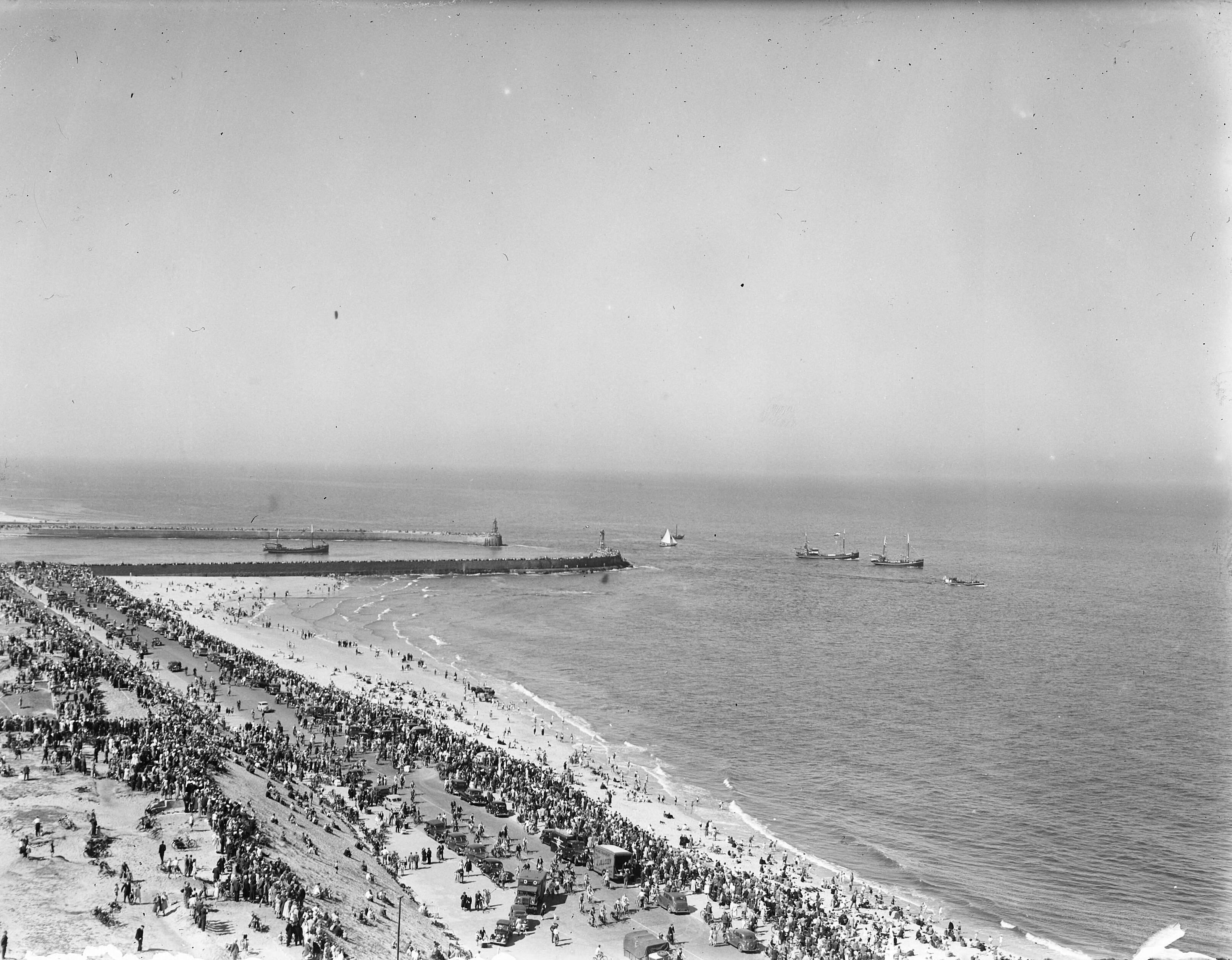 Fotocollectie Anefo — De haringvloot vaart uit Scheveningen — Foto: Moedrik, D. / Anefo. Licentie: Set B: Rechtenvrij / Publiek Domein. Bron: Nationaal Archief. http://hdl.handle.net/10648/a8b6de14-d0b4-102d-bcf8-003048976d84