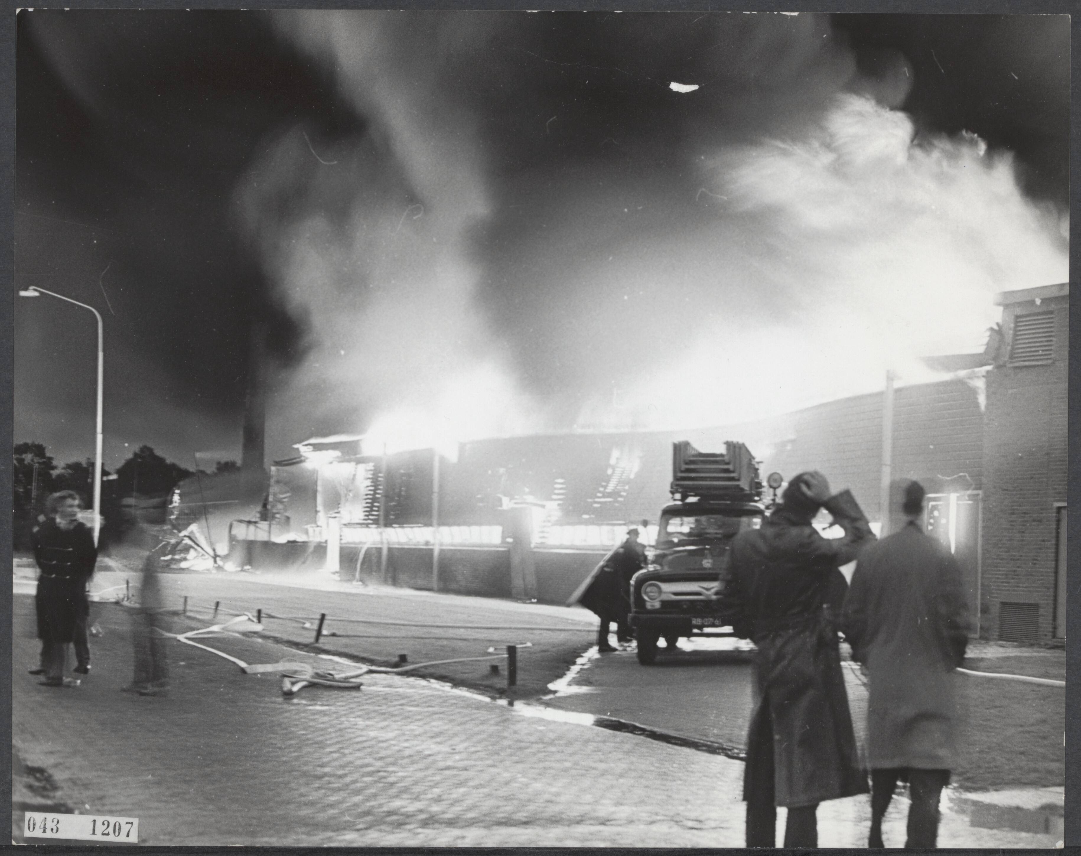 Fotocollectie Elsevier Binnenland — In de nacht van zaterdag op zondag is in de kousenfabriek van Danlon te Emmen een grote brand uitgebroken. De fabriek brandde geheel af. De schade werd geschat op 30 miljoen gulden — Foto: Kroon, Ron / Anefo. Licentie: Set B: Rechtenvrij / Publiek Domein. Bron: Nationaal Archief. http://hdl.handle.net/10648/adfa4fa0-d0b4-102d-bcf8-003048976d84