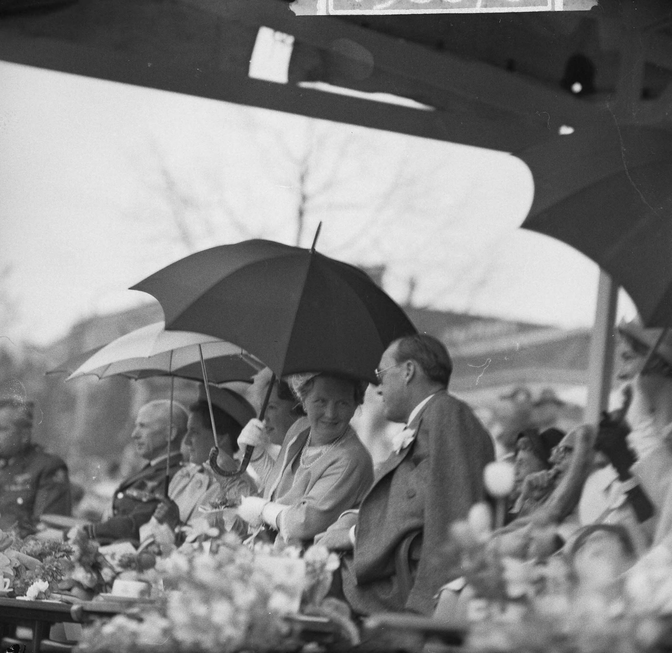 Koninklijk bezoek aan Groningen en Friesland (1962) — Koninklijk bezoek aan Leeuwarden — Foto: Merk, Ben / Anefo. Licentie: Set B: Rechtenvrij / Publiek Domein. Bron: Nationaal Archief. http://hdl.handle.net/10648/aa070c6c-d0b4-102d-bcf8-003048976d84