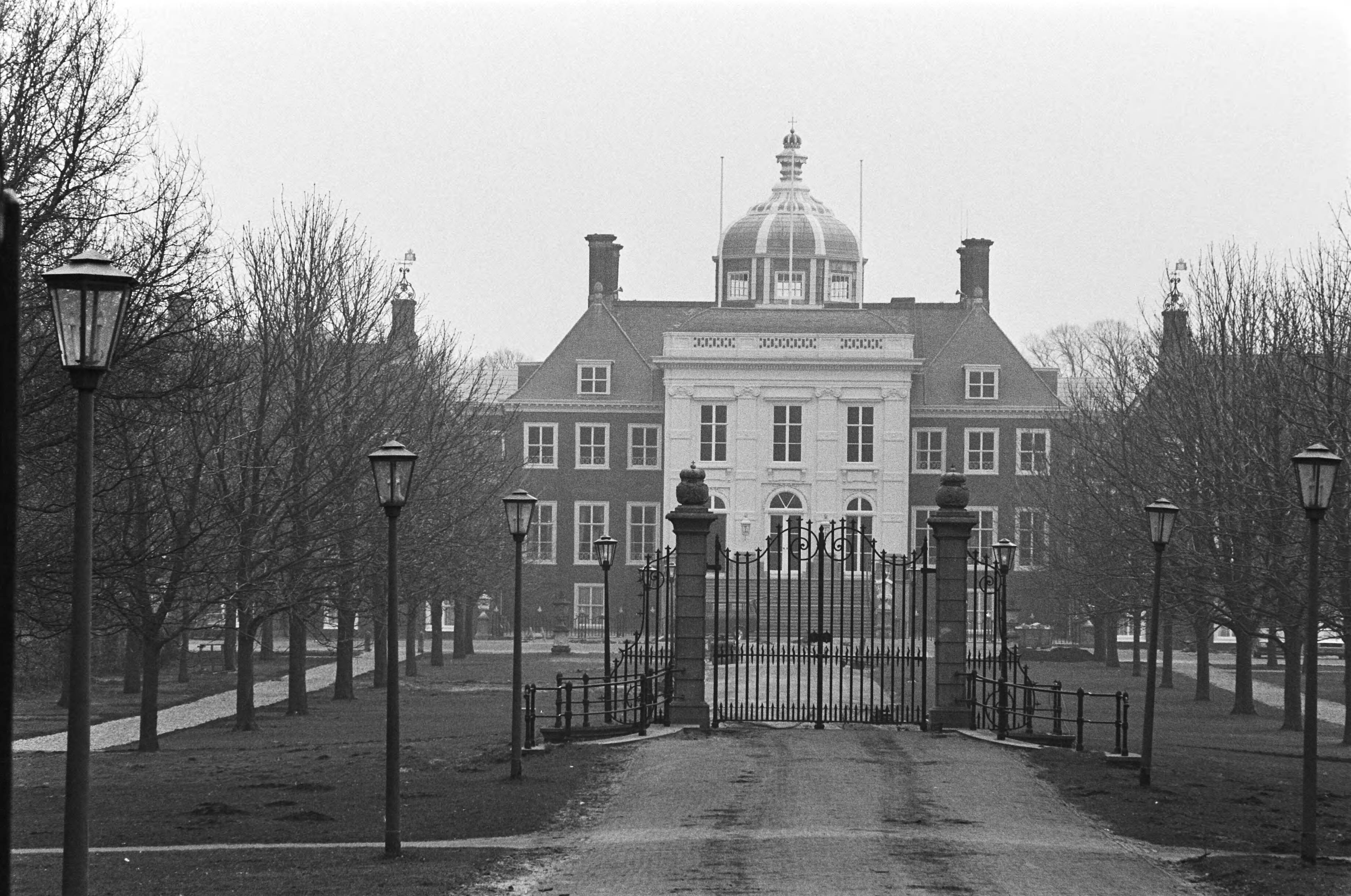 Fotocollectie Anefo — Paleis Huis ten Bosch ( Den Haag ) met hek — Foto: Dijk, Hans van / Anefo. Licentie: Set B: Rechtenvrij / Publiek Domein. Bron: Nationaal Archief. http://hdl.handle.net/10648/acf4ff38-d0b4-102d-bcf8-003048976d84
