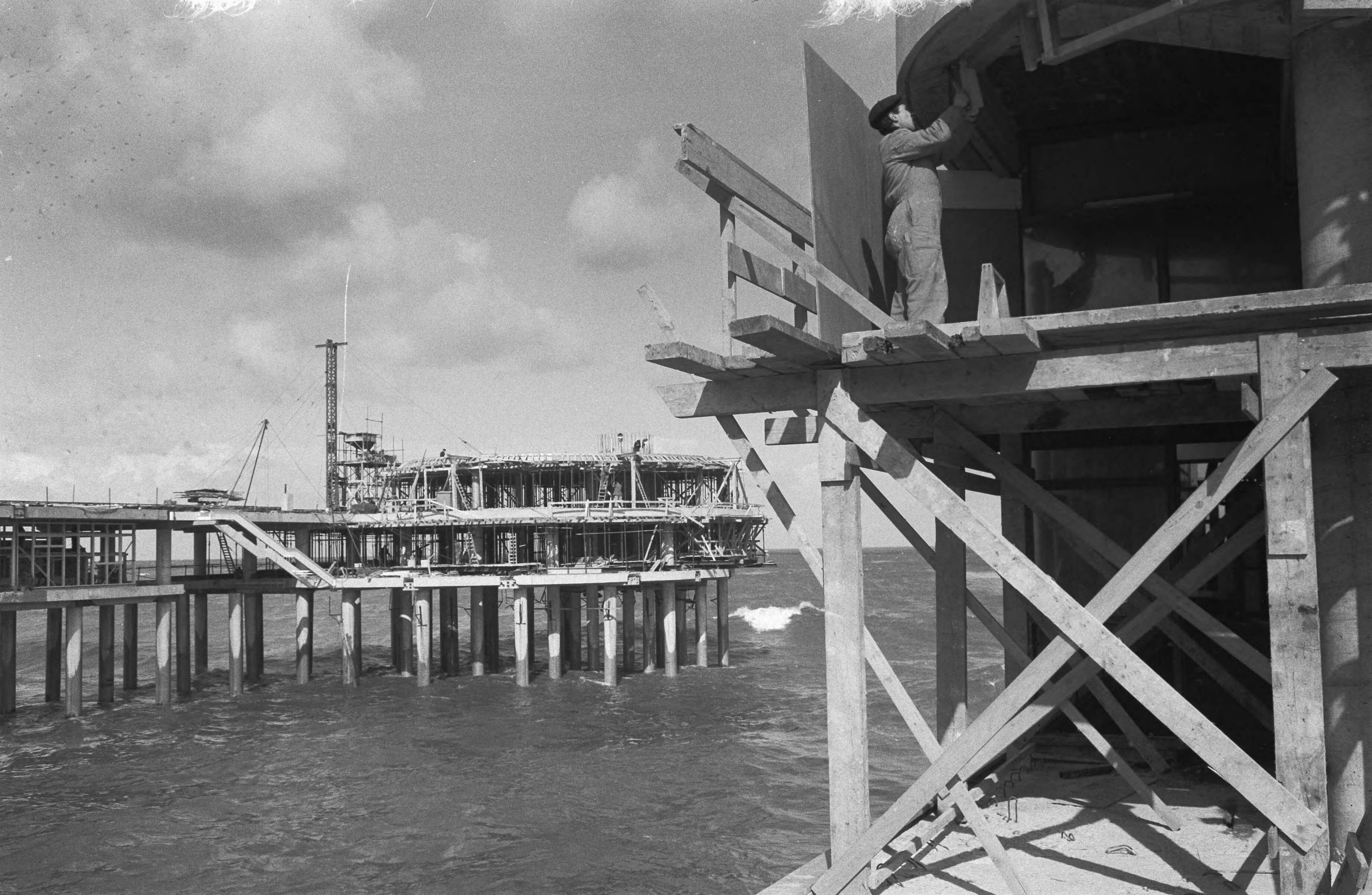 Fotocollectie Anefo — Bouw van de Pier te Scheveningen — Foto: Pot, Harry / Anefo. Licentie: Set B: Rechtenvrij / Publiek Domein. Bron: Nationaal Archief. http://hdl.handle.net/10648/a9cedaea-d0b4-102d-bcf8-003048976d84