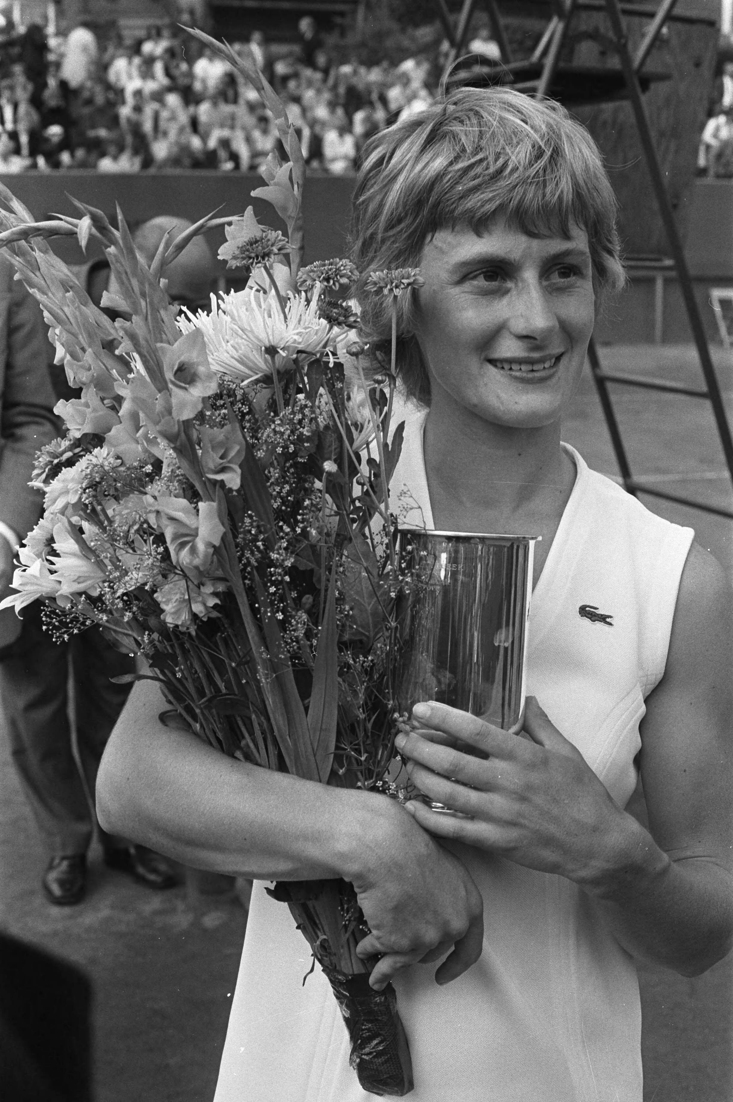Fotocollectie Anefo — Nederlandse tenniskampioenschappen 1971 Scheveningen, Marijke Schaar met beker — Foto: Punt, W. / Anefo. Licentie: Set B: Rechtenvrij / Publiek Domein. Bron: Nationaal Archief. http://hdl.handle.net/10648/abc9f00a-d0b4-102d-bcf8-003048976d84