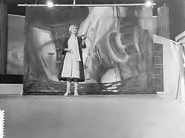 Fotocollectie Anefo — Zangeres Dora Paulsen treedt op voor de televisie in het Singermuseum te Laren — Foto: Behrens, Herbert F. / Anefo. Licentie: Set B: Rechtenvrij / Publiek Domein. Bron: Nationaal Archief. http://hdl.handle.net/10648/a98c8316-d0b4-102d-bcf8-003048976d84