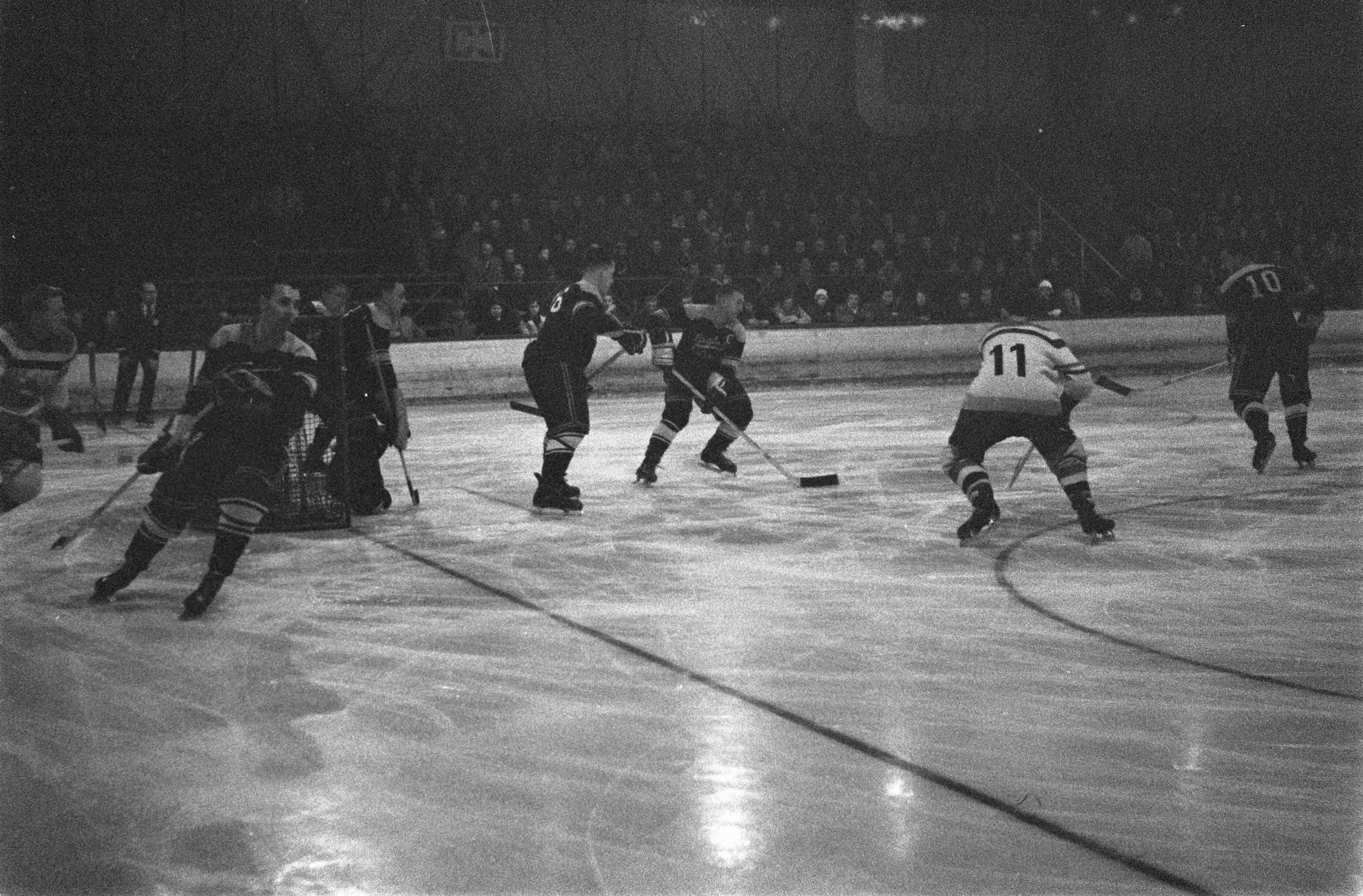 Fotocollectie Anefo — IJshockey. HIJS HOKIJK (HHIJC) Den Haag tegen een Canadees legerteam "Eagles" uit Frankrijk in Den Haag (8-8). Spelmoment — Foto: Pot, Harry / Anefo. Licentie: Set B: Rechtenvrij / Publiek Domein. Bron: Nationaal Archief. http://hdl.handle.net/10648/a9c60b5e-d0b4-102d-bcf8-003048976d84