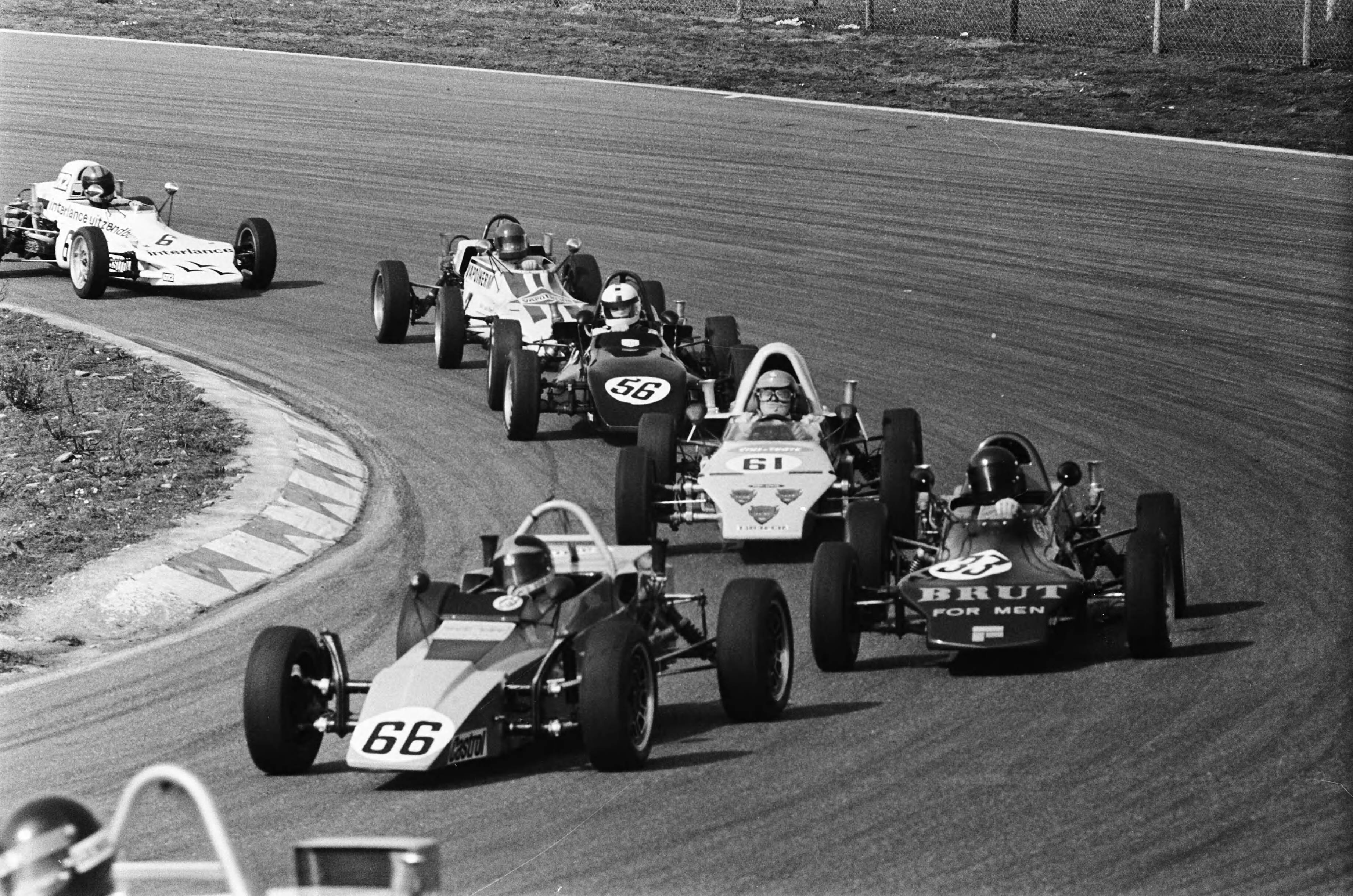 Fotocollectie Anefo — Paasraces op Zandvoort; Formule Vee 1300 in actie — Foto: Peters, Hans / Anefo. Licentie: Set B: Rechtenvrij / Publiek Domein. Bron: Nationaal Archief. http://hdl.handle.net/10648/ac64c490-d0b4-102d-bcf8-003048976d84
