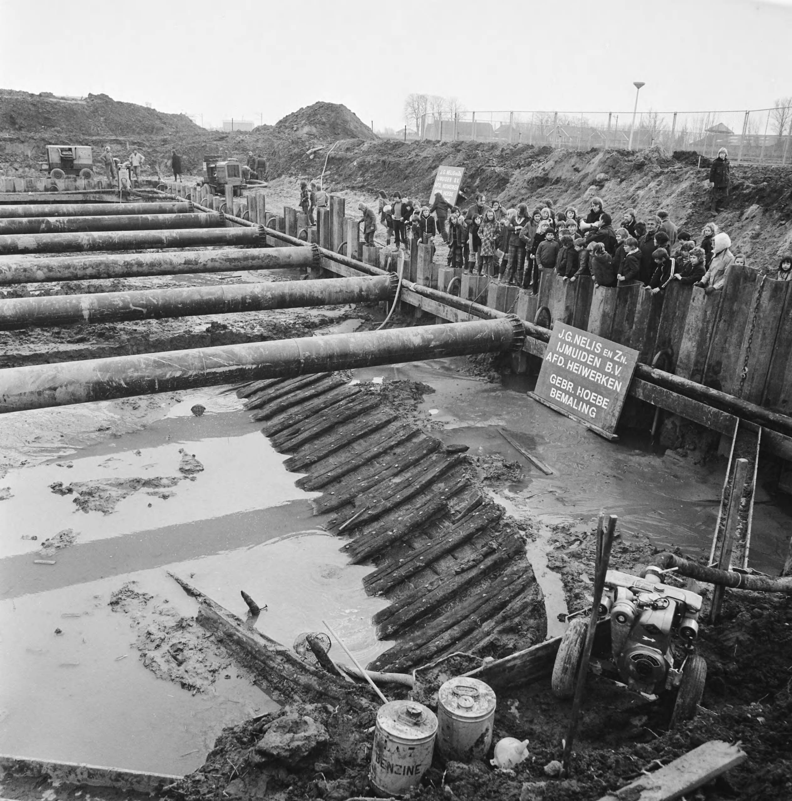 Fotocollectie Anefo — Opgraving Romeinsschip in Zwammerdam, overzicht — Foto: Mieremet, Rob / Anefo. Licentie: Set B: Rechtenvrij / Publiek Domein. Bron: Nationaal Archief. http://hdl.handle.net/10648/ac45eec6-d0b4-102d-bcf8-003048976d84