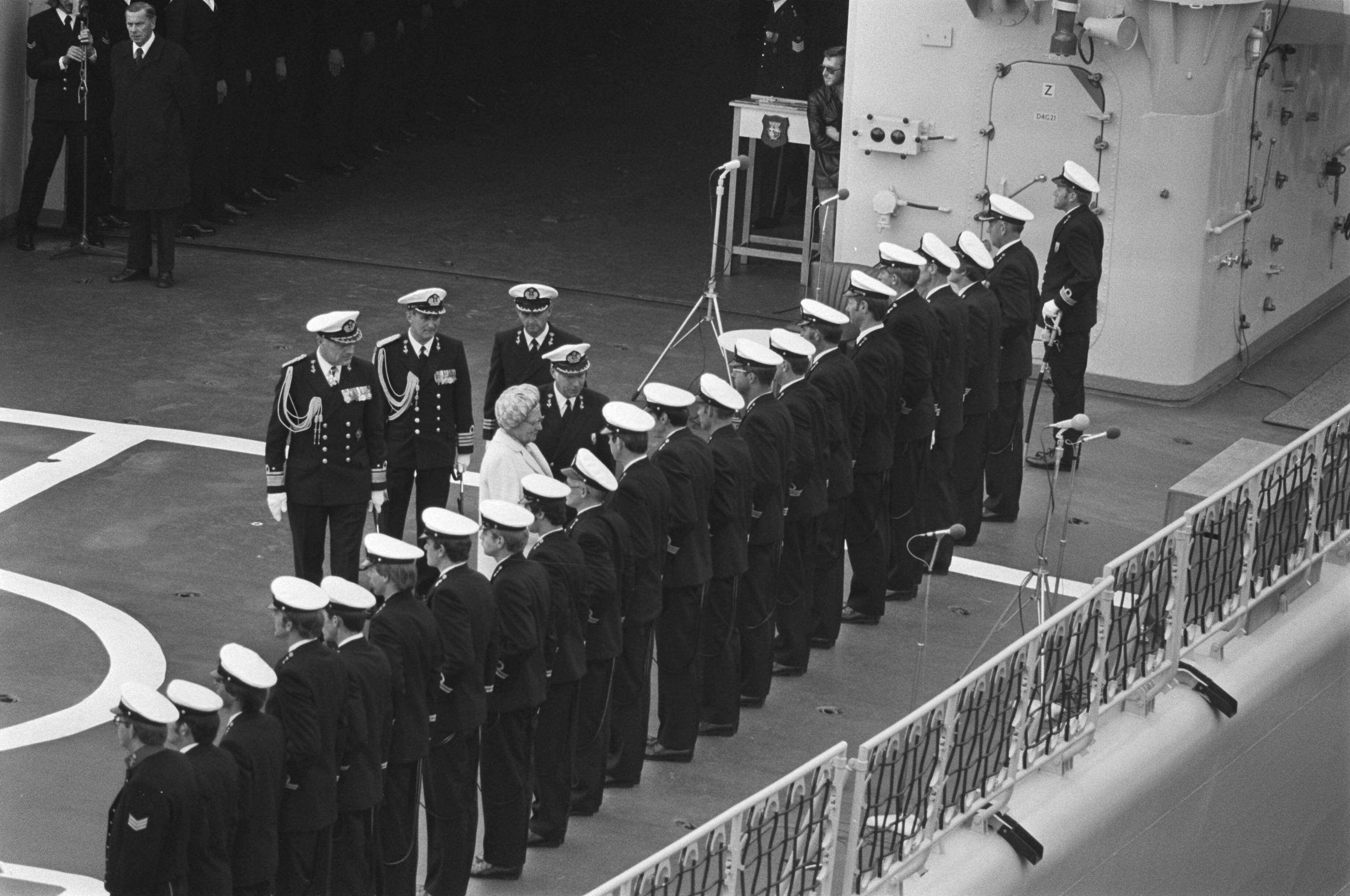 Fotocollectie Anefo — Wapenfregat De Ruyter door koningin Juliana in gebruik gesteld in Vlissingen, overzicht tijdens hijsen van vlag koningin Juliana — Foto: Verhoeff, Bert / Anefo. Licentie: Set B: Rechtenvrij / Publiek Domein. Bron: Nationaal Archief. http://hdl.handle.net/10648/ac856790-d0b4-102d-bcf8-003048976d84