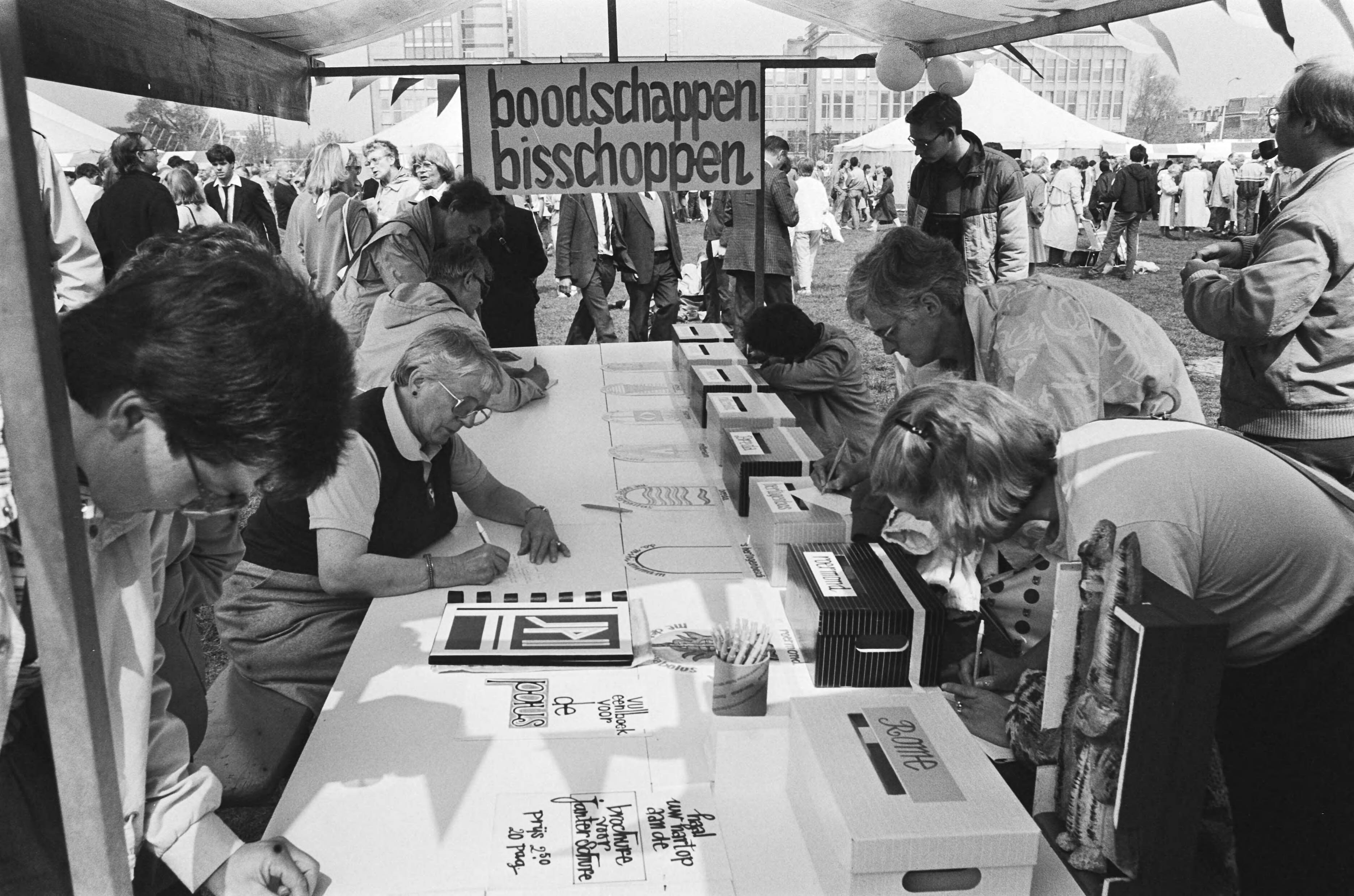 Fotocollectie Anefo — Manifestatie "Het andere gezicht van de kerk" op Malieveld te Den Haag i.v.m. komend Pausbezoek; "boodschappen voo bisschoppen" — Foto: Croes, Rob C. / Anefo. Licentie: Set B: Rechtenvrij / Publiek Domein. Bron: Nationaal Archief. http://hdl.handle.net/10648/ad4673fe-d0b4-102d-bcf8-003048976d84