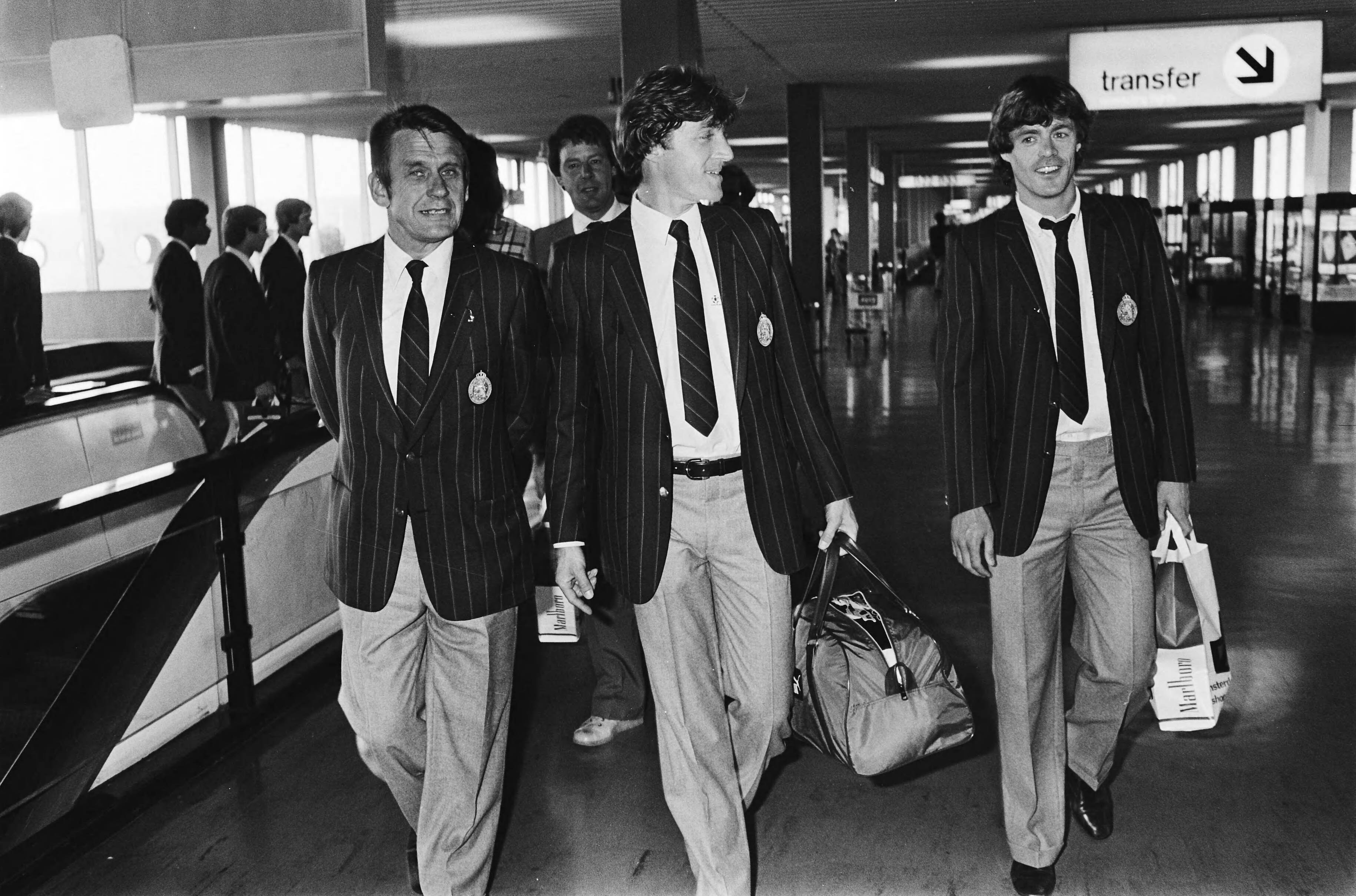 Fotocollectie Anefo — Vertrek Nederlands Elftal vanaf Schiphol i.v.m. Europese Kampioenschappen in Italie; v.l.n.r. Zwartkruis (trainer), Ruud Krol en Johnny Rep / — Foto: Pereira, Fernando / Anefo. Licentie: Set B: Rechtenvrij / Publiek Domein. Bron: Nationaal Archief. http://hdl.handle.net/10648/ace1b3c4-d0b4-102d-bcf8-003048976d84