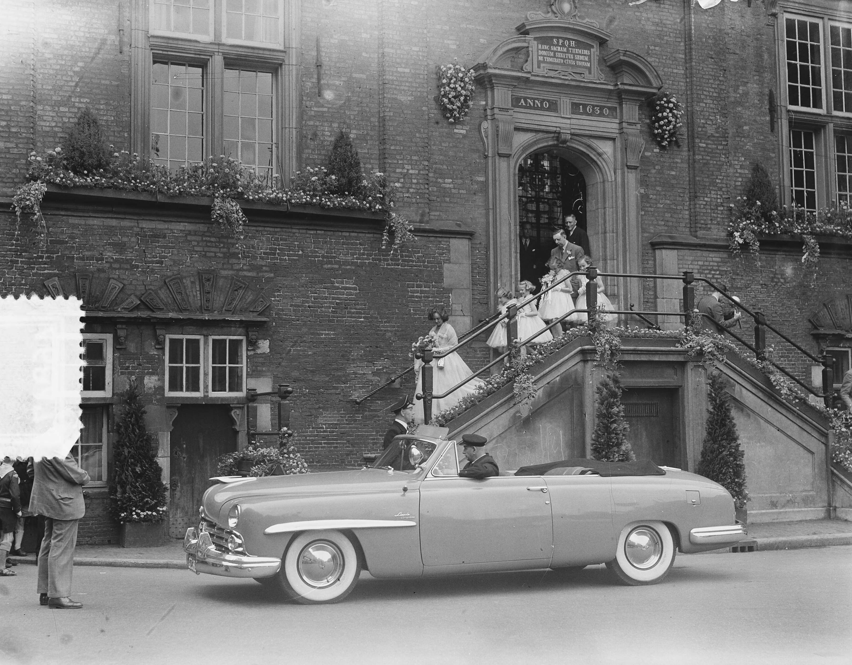 Fotocollectie Anefo — Beppie Landmeter Bloemenkoningin van Haarlem — Foto: Vogel, Carel L. de / Anefo. Licentie: Set B: Rechtenvrij / Publiek Domein. Bron: Nationaal Archief. http://hdl.handle.net/10648/a8ed1a1a-d0b4-102d-bcf8-003048976d84