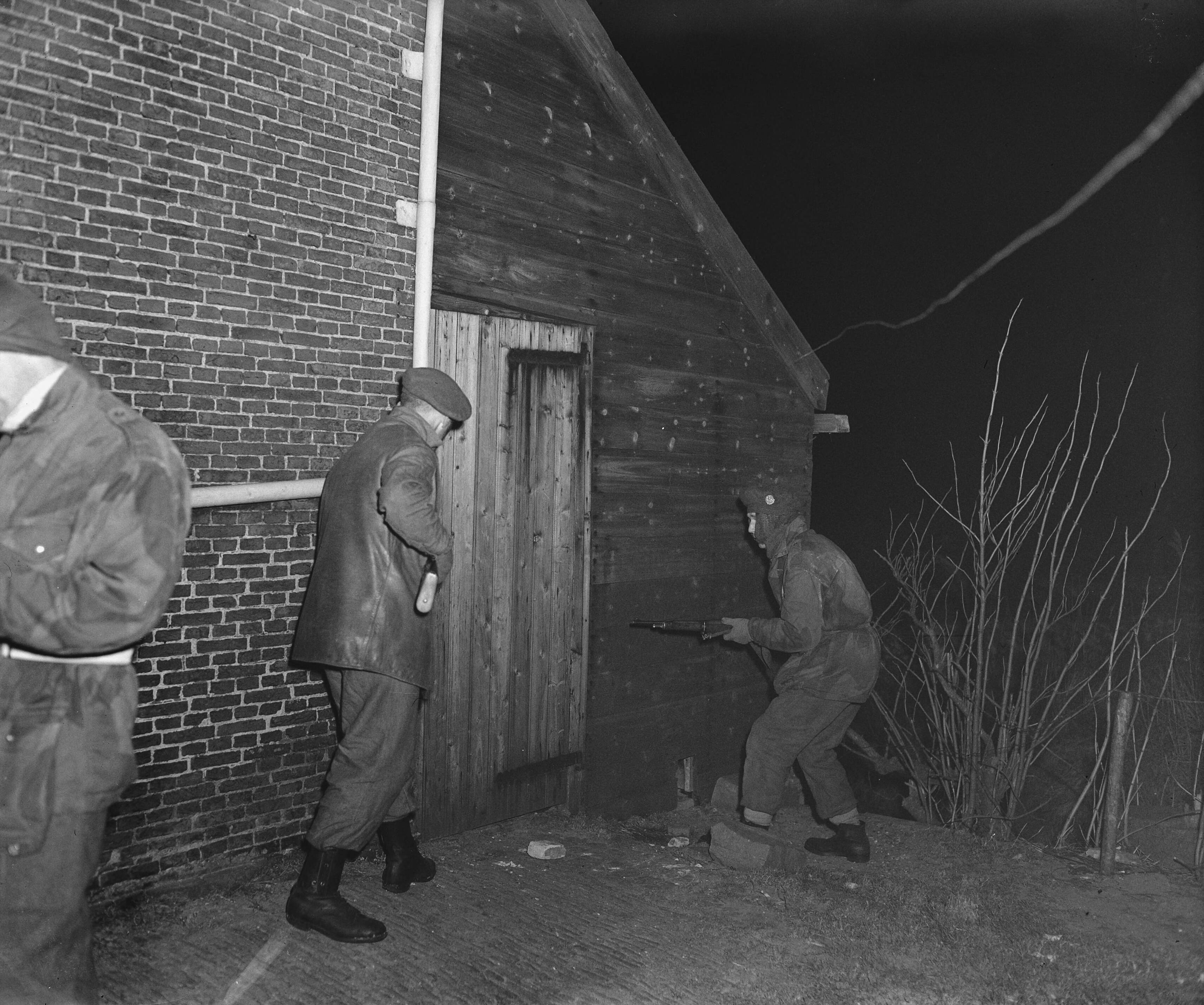 Nachtoefening van kaderopleidng rondom Spaarndam — Nachtoefening van kaderopleiding rondom Spaarndam — Foto: Breijer, Charles / Anefo. Licentie: Set B: Rechtenvrij / Publiek Domein. Bron: Nationaal Archief. http://hdl.handle.net/10648/a899d418-d0b4-102d-bcf8-003048976d84