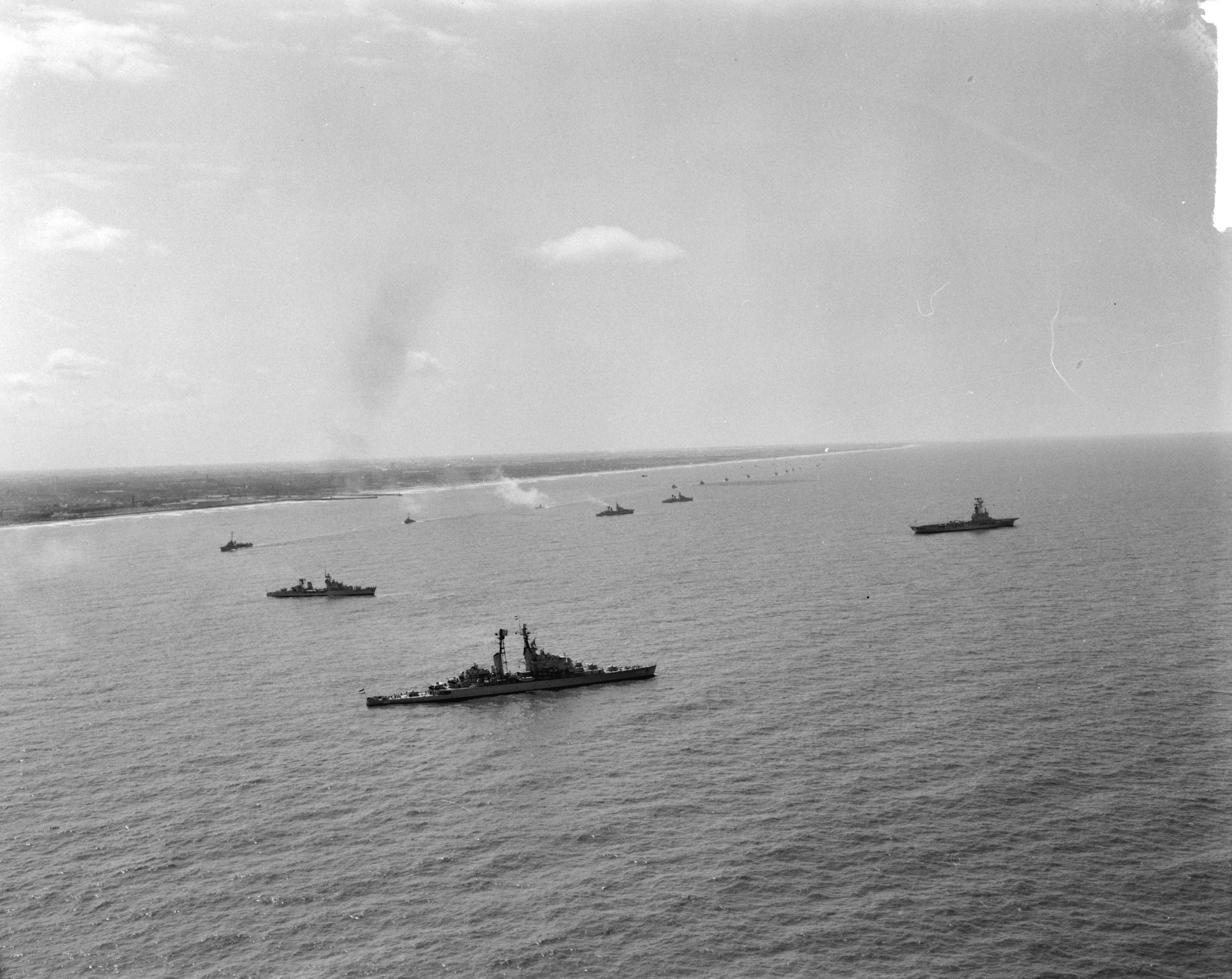 Fotocollectie Anefo — Vlootschouw bij Scheveningen (luchtopnamen) — Foto: Rossem, Wim van / Anefo. Licentie: Set B: Rechtenvrij / Publiek Domein. Bron: Nationaal Archief. http://hdl.handle.net/10648/a9db81d2-d0b4-102d-bcf8-003048976d84