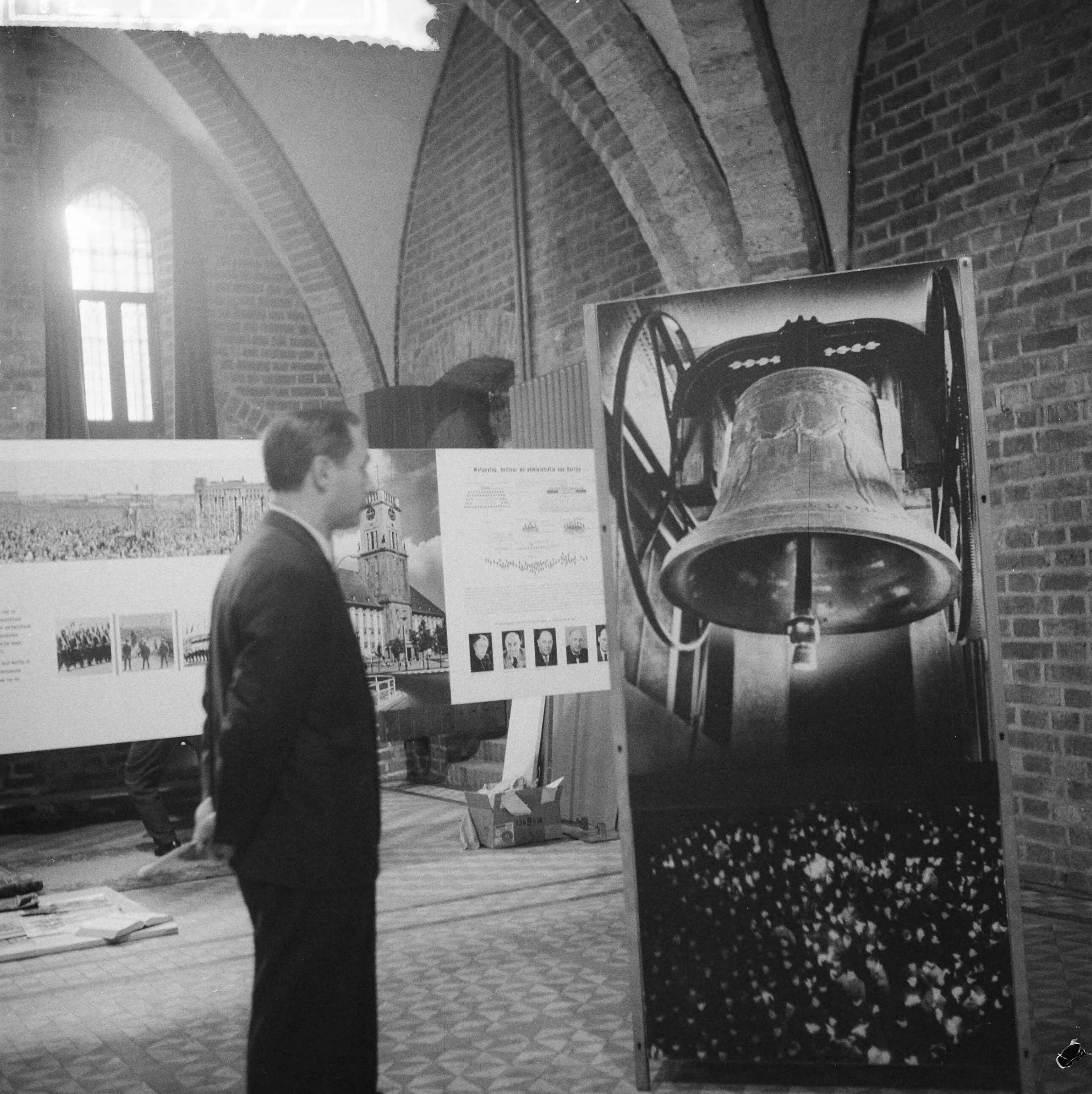 Inrichten van de tentoonstelling "Berlijn bolwerk der vrijheid" te Den Haag — Foto: Rossem, Wim van / Anefo. — Licentie: Set B: Rechtenvrij / Publiek Domein. Bron: Nationaal Archief. http://hdl.handle.net/10648/a9caeebc-d0b4-102d-bcf8-003048976d84