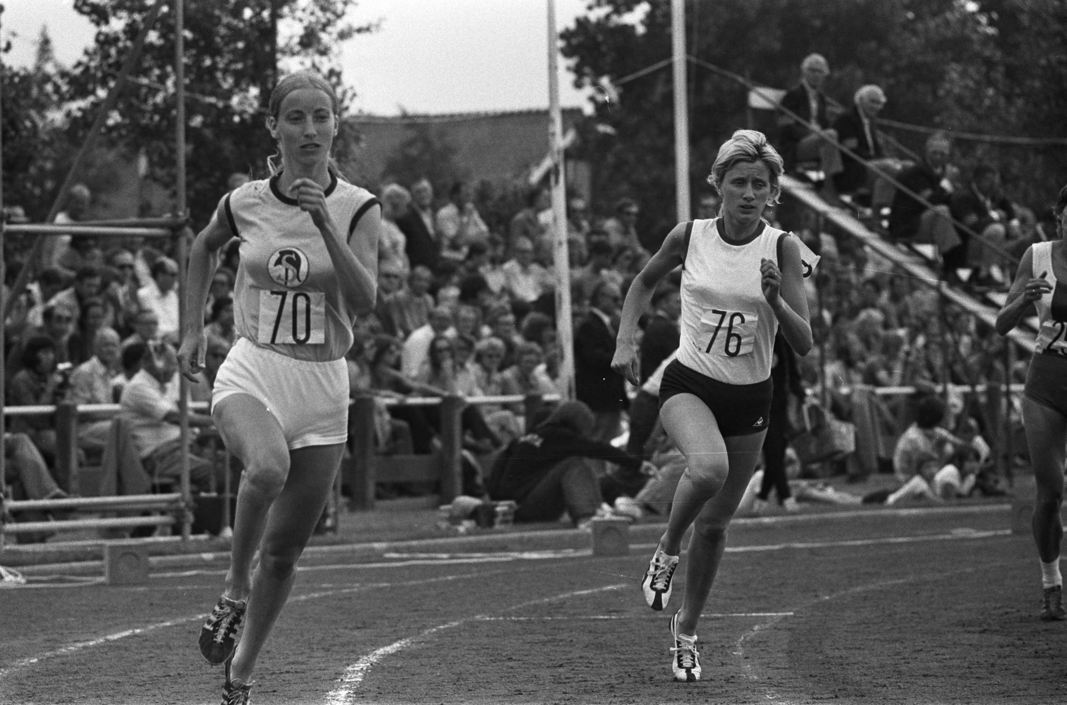 Fotocollectie Anefo — Nederlandse Atletiekkampioenschappen te Den Haag, Anneke de Lange (70) en rechts Joke van Gerwen ( 76) op de 800 meter — Foto: Punt, W. / Anefo. Licentie: Set B: Rechtenvrij / Publiek Domein. Bron: Nationaal Archief. http://hdl.handle.net/10648/ac31a13c-d0b4-102d-bcf8-003048976d84
