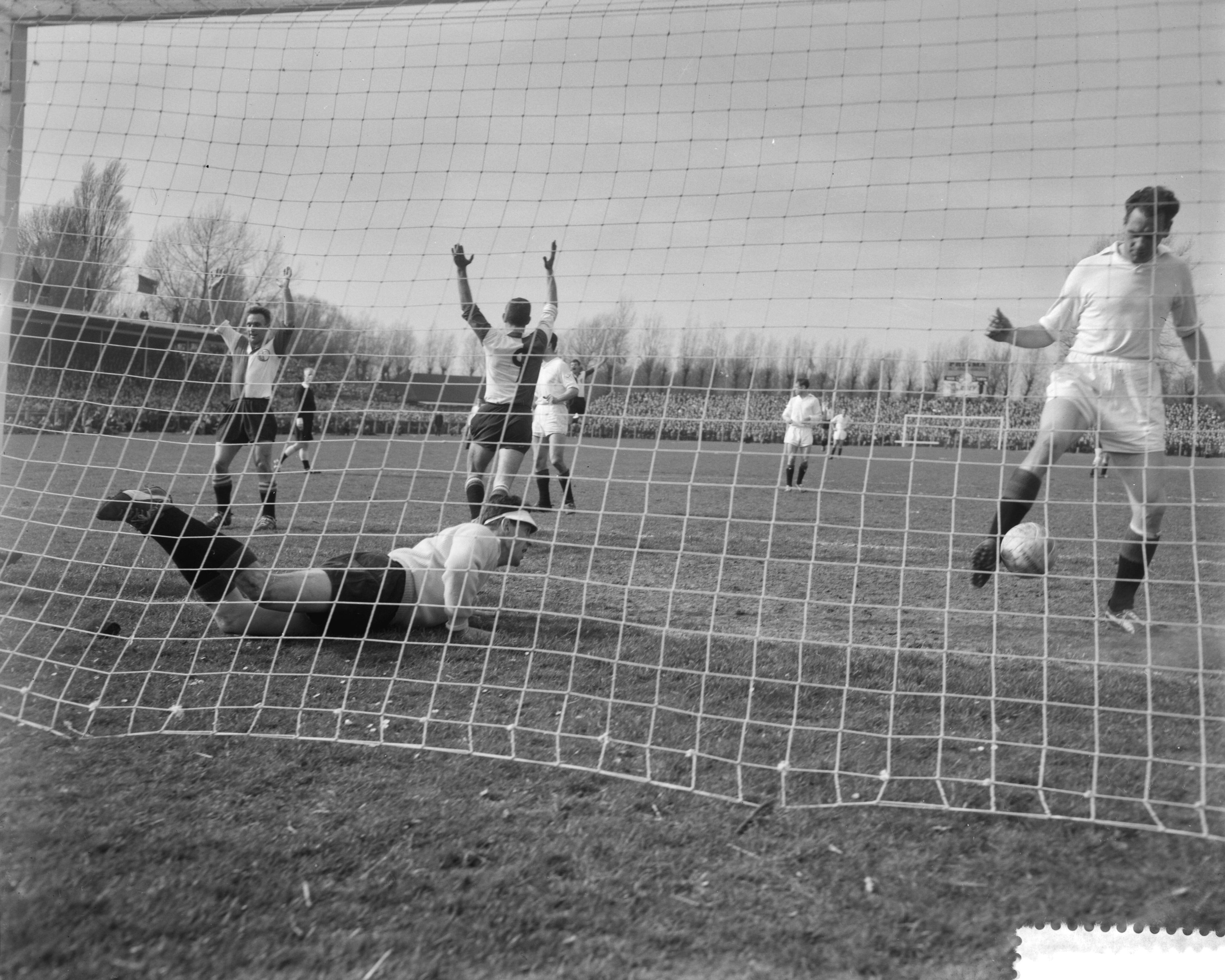 Fotocollectie Anefo — Voetbal. ADO tegen Feijenoord 0-2. Spelmoment, Henk Schouten (niet zichtbaar) scoort 0-1 uit een hoekschop. In het doel ADO-keeper Piet Oostrum, die zich verkeerd had opgesteld, en door een windvlaag belandde de bal in het ADO-doel — Foto: Behrens, Herbert F. / Anefo. Licentie: Set B: Rechtenvrij / Publiek Domein. Bron: Nationaal Archief. http://hdl.handle.net/10648/a9ceb416-d0b4-102d-bcf8-003048976d84