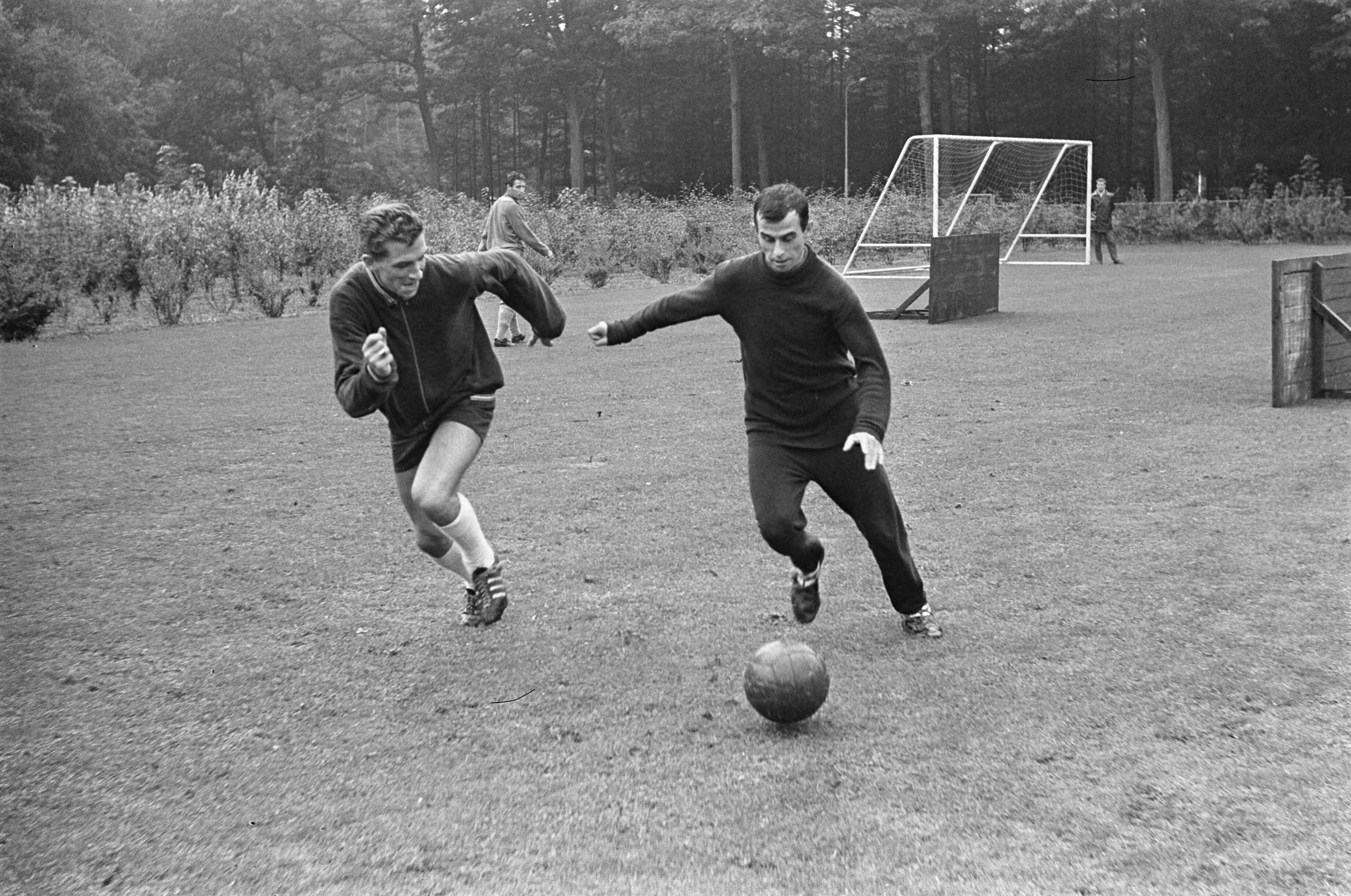 Fotocollectie Anefo — Training Nederlands elftal in Zeist. Coen Moulijn omspeelt in een oefenpartijtje back Guus Haak — Foto: Koch, Eric / Anefo. Licentie: Set B: Rechtenvrij / Publiek Domein. Bron: Nationaal Archief. http://hdl.handle.net/10648/aa43d3e0-d0b4-102d-bcf8-003048976d84