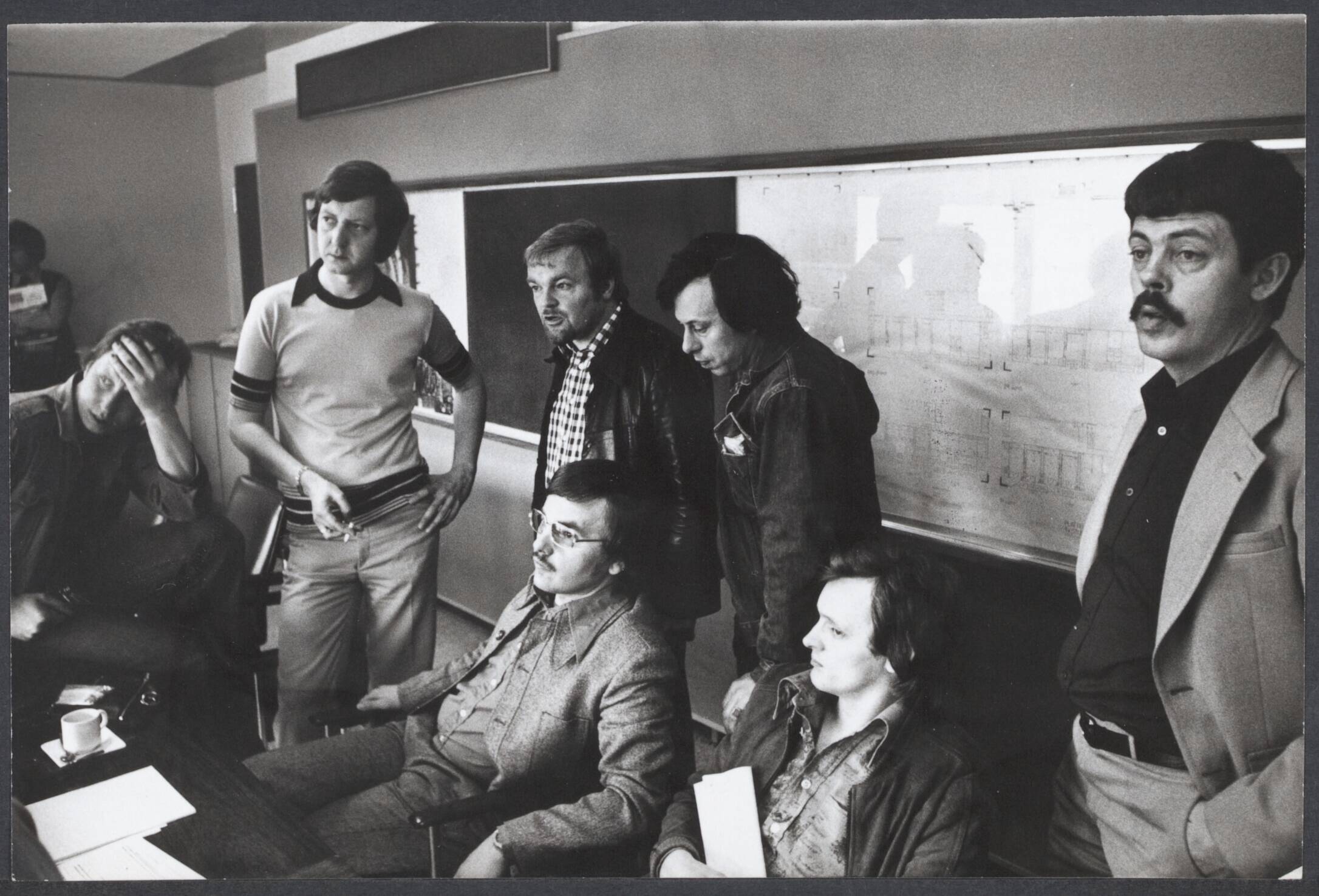Radioraad, radio- en televisiepolitiek — Vandaag vergaderden de geluidstechnici van de NOS opnieuw met de bonden over een evt. staking. Geluidstechnici tijdens de vergadering ind e NOS-studio — Foto: Verhoeff, Bert / Anefo. Licentie: Set B: Rechtenvrij / Publiek Domein. Bron: Nationaal Archief. http://hdl.handle.net/10648/80abc617-631e-e288-e6f5-9dc0b36f5c47