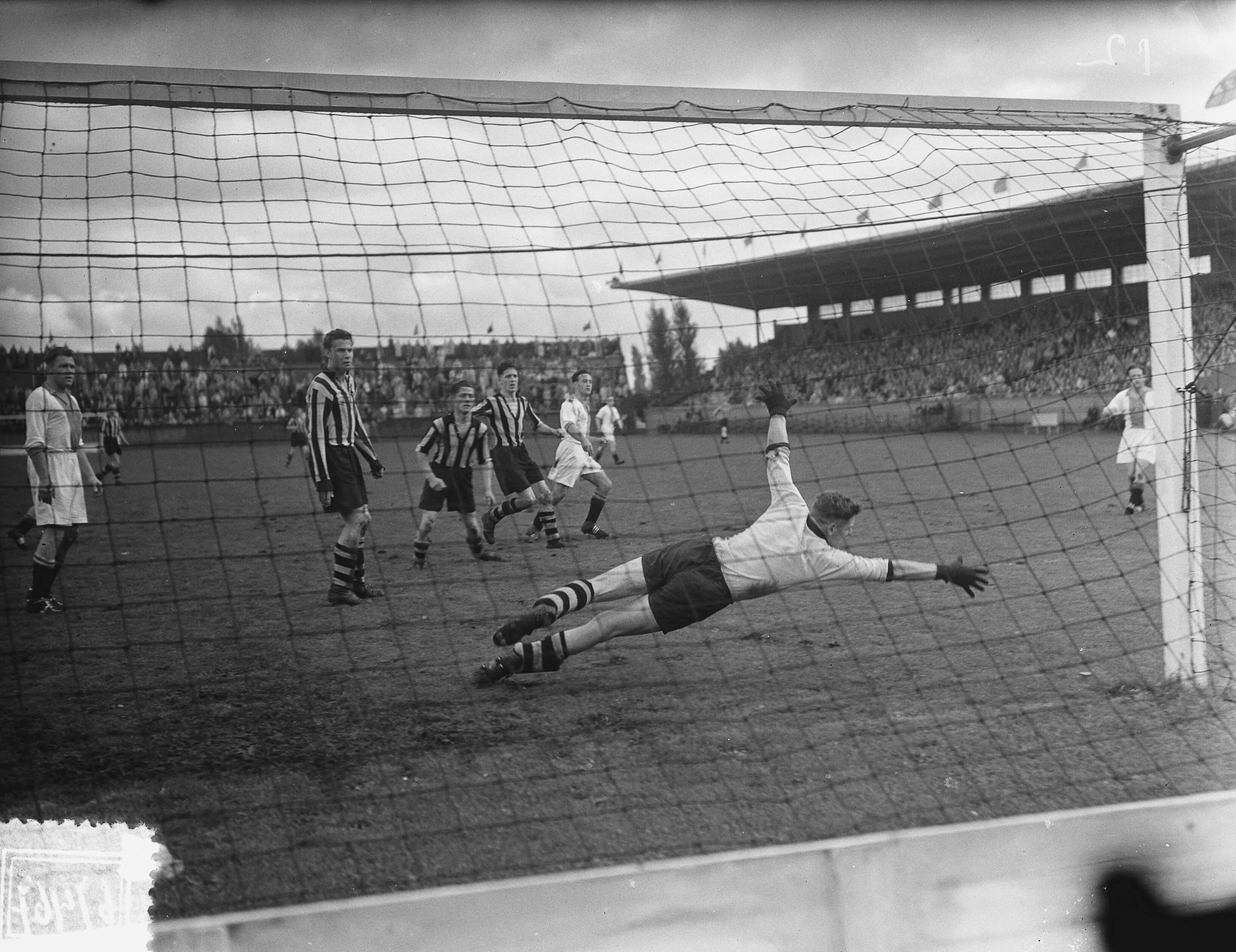 Fotocollectie Anefo — Voetbal. Ajax tegen Veendam (7-1). Spelmoment — Foto: Bilsen, Joop van / Anefo. Licentie: Set B: Rechtenvrij / Publiek Domein. Bron: Nationaal Archief. http://hdl.handle.net/10648/a92a3472-d0b4-102d-bcf8-003048976d84