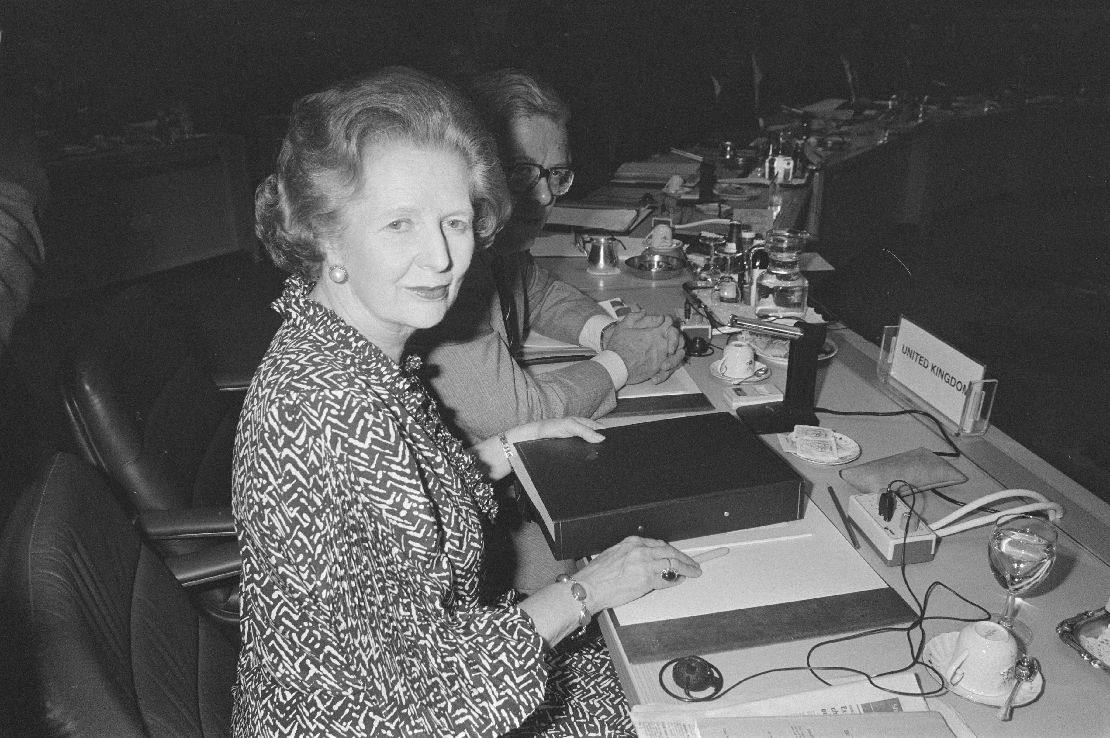 Fotocollectie Anefo — EEG-top in Den Haag : vergadering ministers van Buitenlandse Zaken ; vergadering regeringsleiders, premier Thatcher ( nr. 24 ) — Foto: Molendijk, Bart / Anefo. Licentie: Set B: Rechtenvrij / Publiek Domein. Bron: Nationaal Archief. http://hdl.handle.net/10648/ad54db9c-d0b4-102d-bcf8-003048976d84
