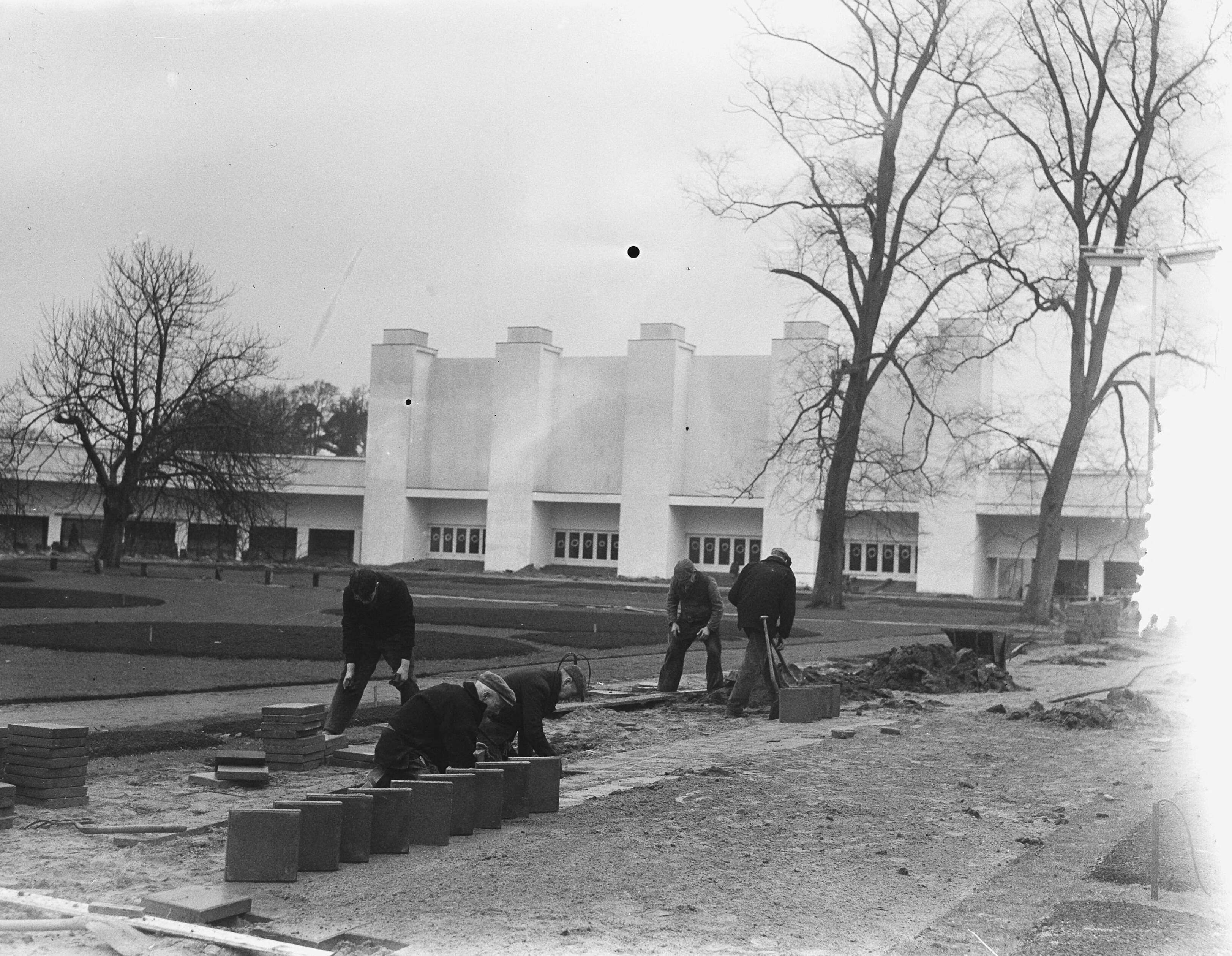 Fotocollectie Anefo — Opbouw Flora tentoonstelling "Huis der Toekomst" te Heemstede — Foto: Duinen, H. van / Anefo. Licentie: Set B: Rechtenvrij / Publiek Domein. Bron: Nationaal Archief. http://hdl.handle.net/10648/a9055c2e-d0b4-102d-bcf8-003048976d84