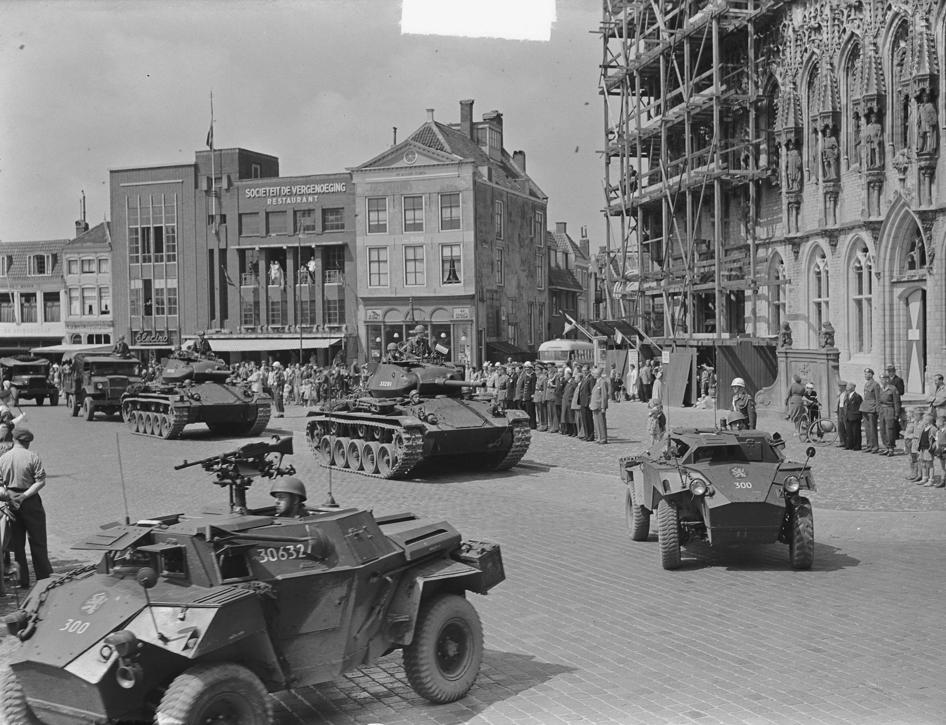 Defilé van de KMA in Middelburg — Foto: Pot, Harry / Anefo. — Licentie: Set B: Rechtenvrij / Publiek Domein. Bron: Nationaal Archief. http://hdl.handle.net/10648/a8ec58c8-d0b4-102d-bcf8-003048976d84