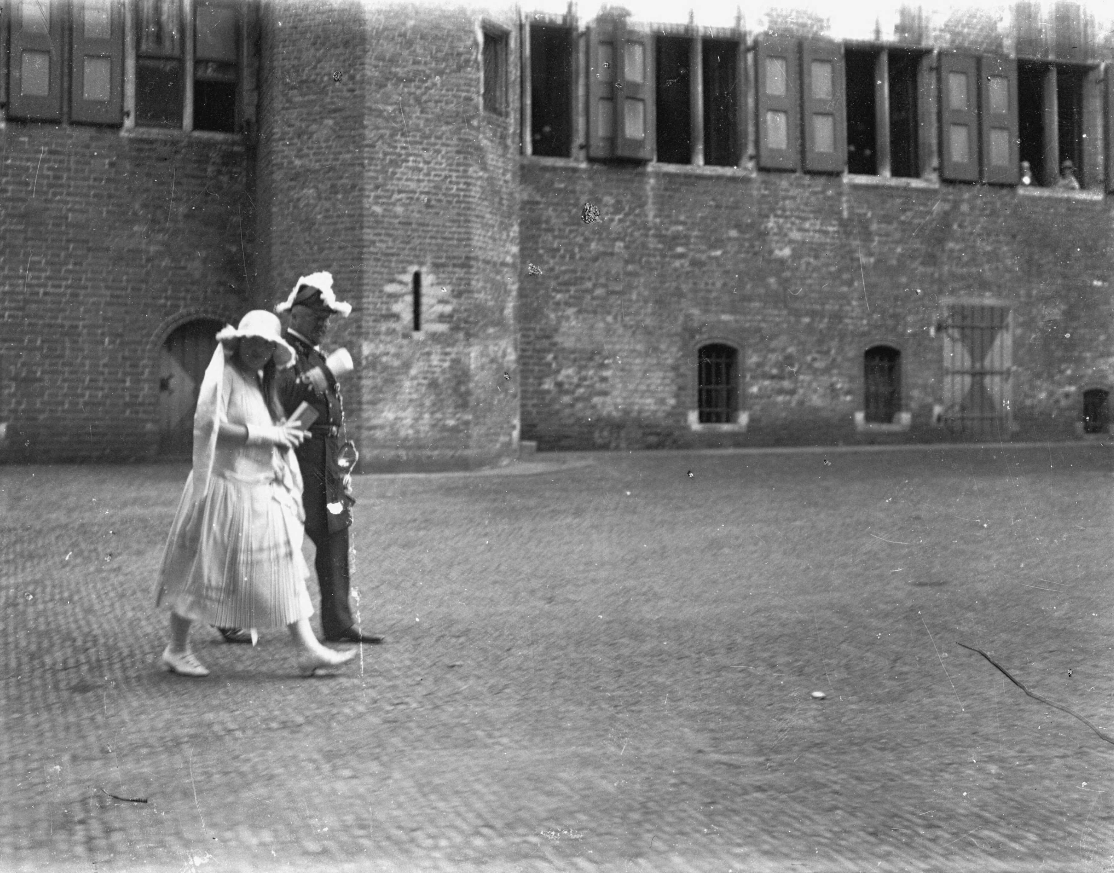 Fotocollectie RVD / Koninklijk Huis — Prins Hendrik met prinses Juliana in Middelburg, augustus 1924 — Foto: Rousel (repro) / RVD. Licentie: Set B: Rechtenvrij / Publiek Domein. Bron: Nationaal Archief. http://hdl.handle.net/10648/afb6053c-d0b4-102d-bcf8-003048976d84