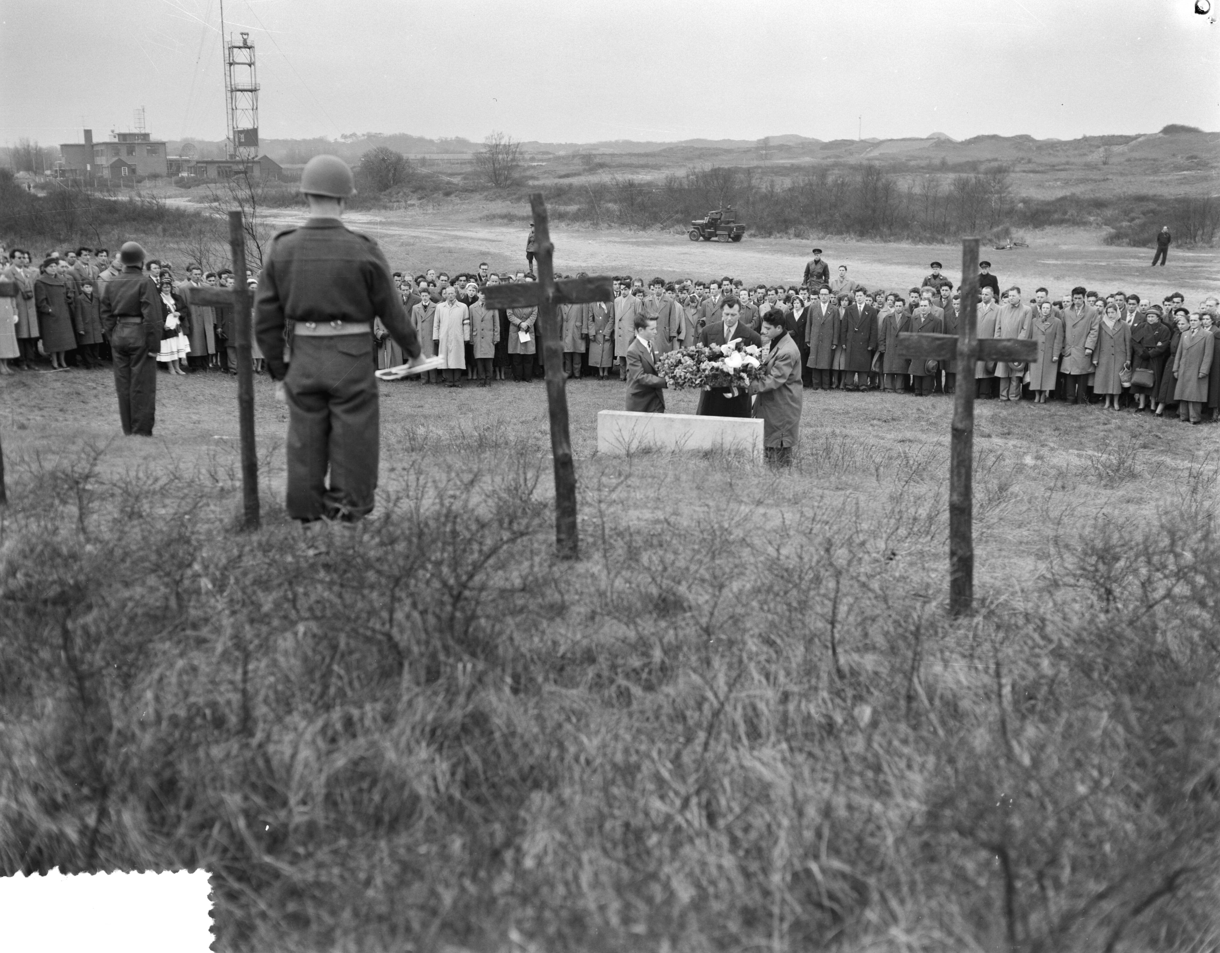 Fotocollectie Anefo — Hongaren in Nederland herdenken de 15e maart op Waalsdorpervlakte bij Den Haag — Foto: Rossem, Wim van / Anefo. Licentie: Set B: Rechtenvrij / Publiek Domein. Bron: Nationaal Archief. http://hdl.handle.net/10648/a95a1552-d0b4-102d-bcf8-003048976d84