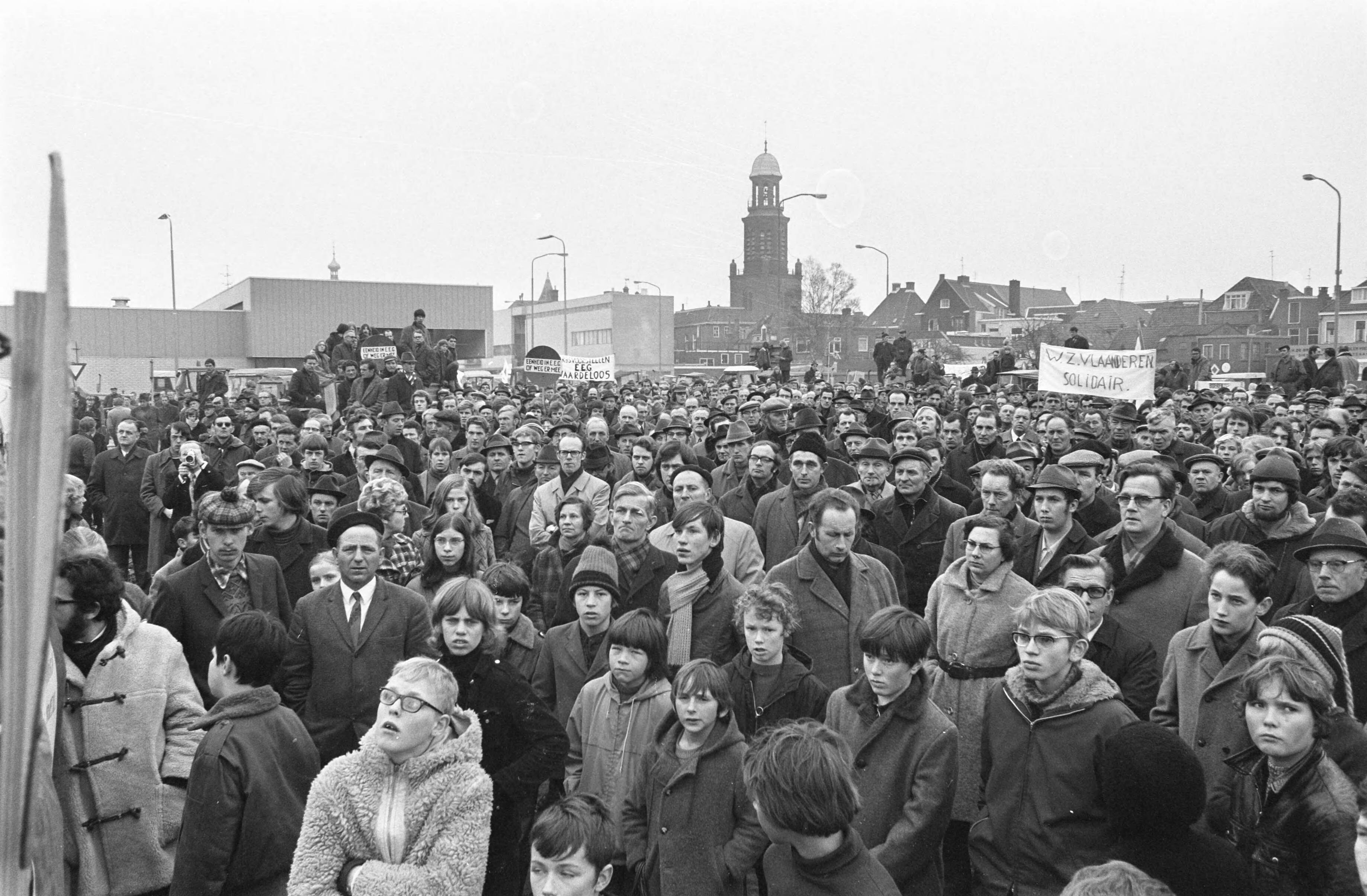 Fotocollectie Anefo — Boeren demonstreren tegen landbouwprijzen EEG in Winschoten overzicht demonstratie — Foto: Croes, Rob C. / Anefo. Licentie: Set B: Rechtenvrij / Publiek Domein. Bron: Nationaal Archief. http://hdl.handle.net/10648/abe23444-d0b4-102d-bcf8-003048976d84