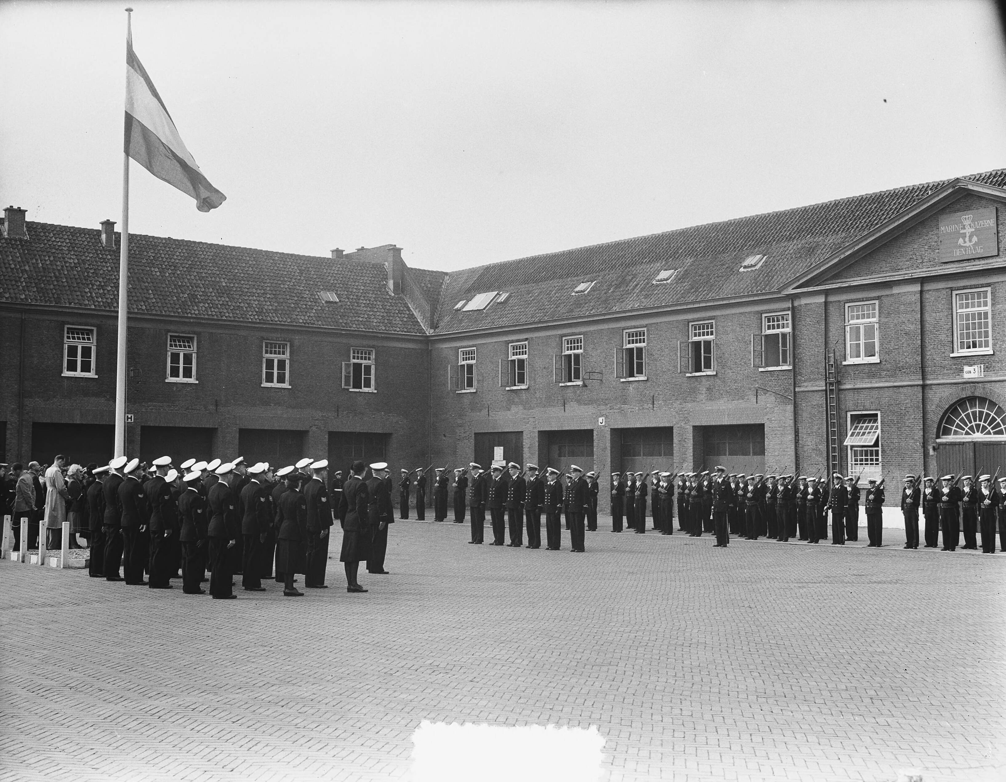 Beëdiging marine-officieren in Den Haag — Foto: Vogel, Carel L. de / Anefo. — Licentie: Set B: Rechtenvrij / Publiek Domein. Bron: Nationaal Archief. http://hdl.handle.net/10648/a8eff046-d0b4-102d-bcf8-003048976d84