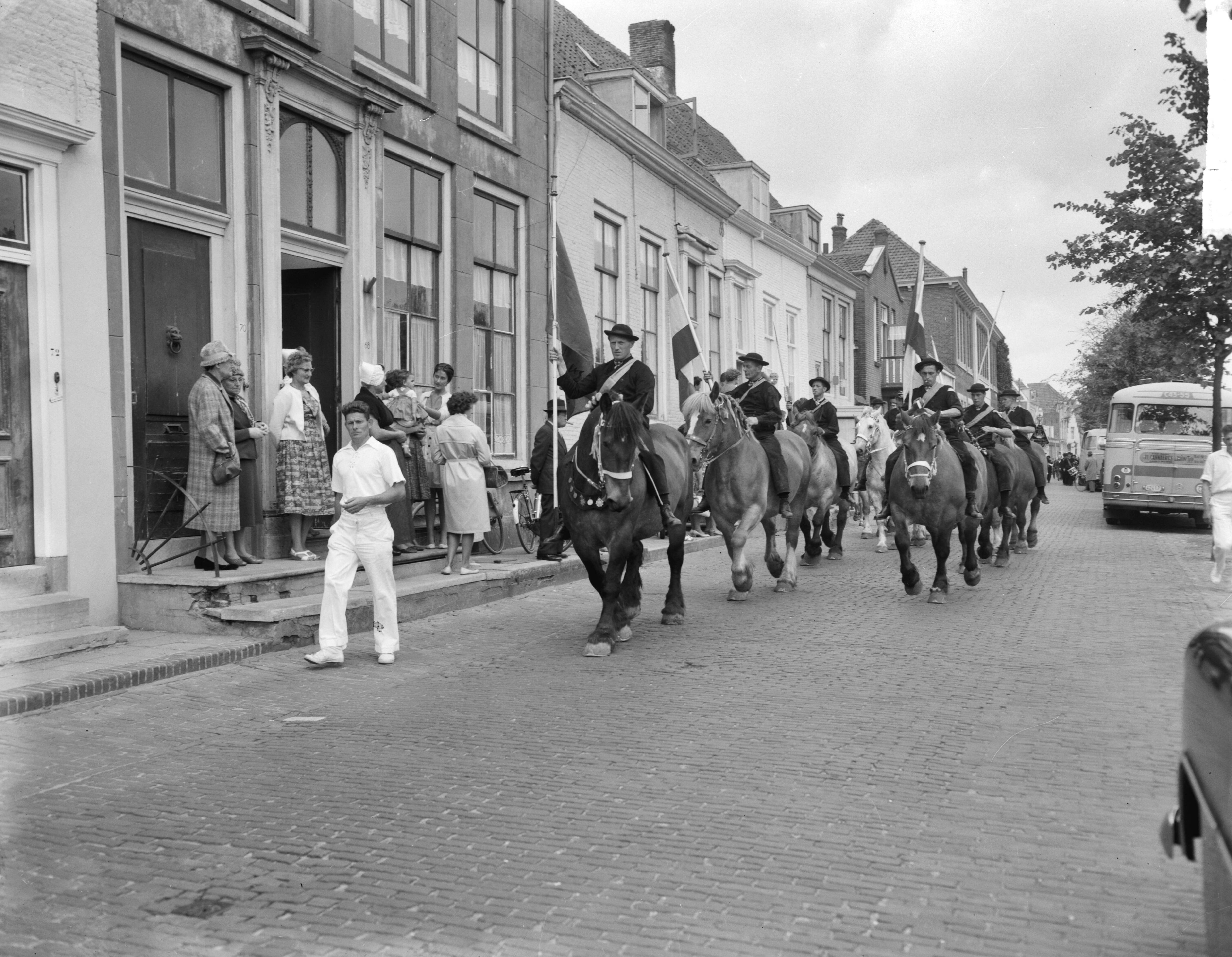 Fotocollectie Anefo — Ringrijderij in Middelburg. Rondrit door de stad met versierde sjezen — Foto: Bilsen, Joop van / Anefo. Licentie: Set B: Rechtenvrij / Publiek Domein. Bron: Nationaal Archief. http://hdl.handle.net/10648/a9dcf29c-d0b4-102d-bcf8-003048976d84