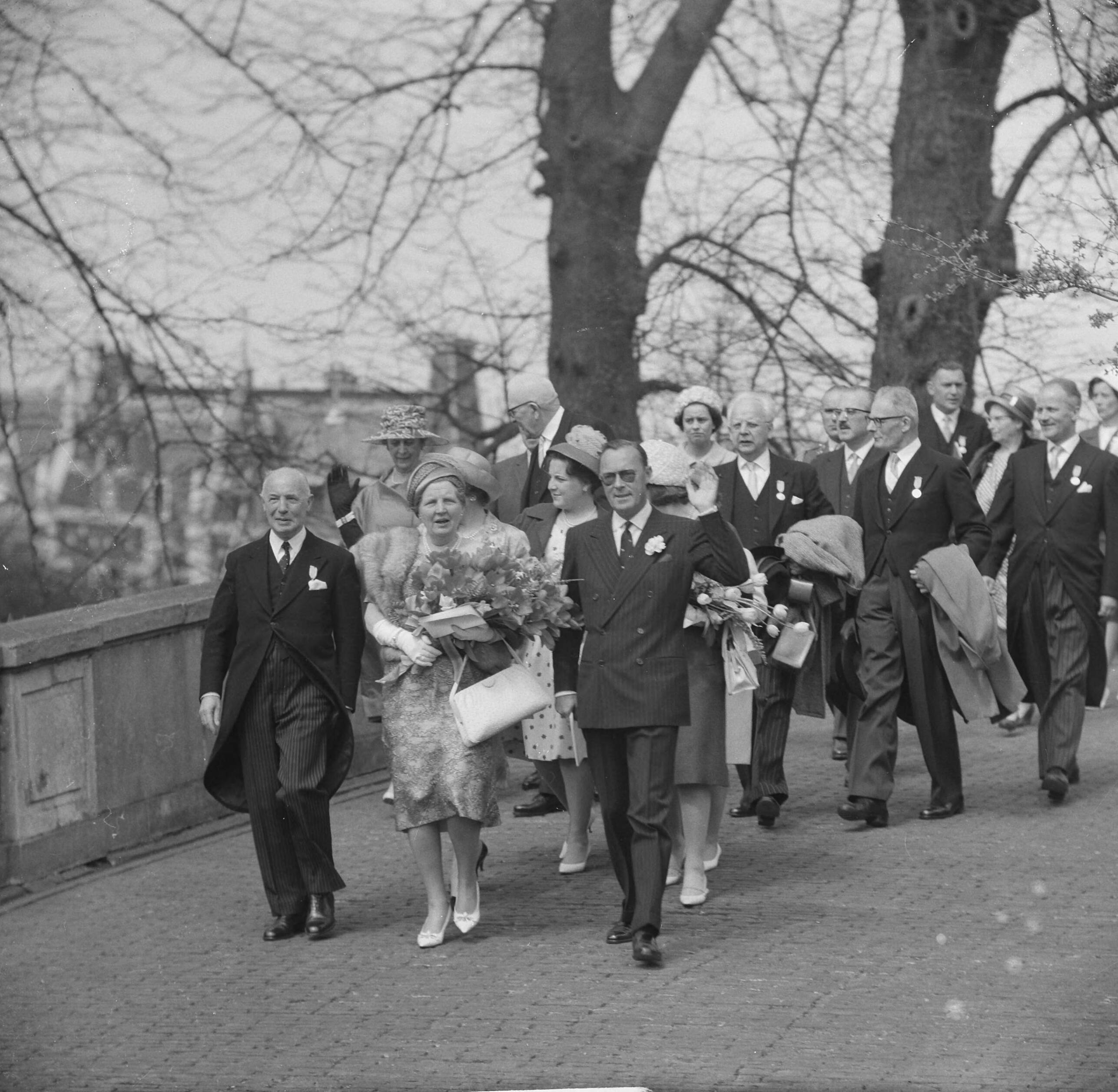 Koninklijk bezoek aan Noord-Holland (1962) — Koninklijk bezoek aan Haarlem — Foto: Nijs, Jac. de / Anefo. Licentie: Set B: Rechtenvrij / Publiek Domein. Bron: Nationaal Archief. http://hdl.handle.net/10648/aa07b4aa-d0b4-102d-bcf8-003048976d84
