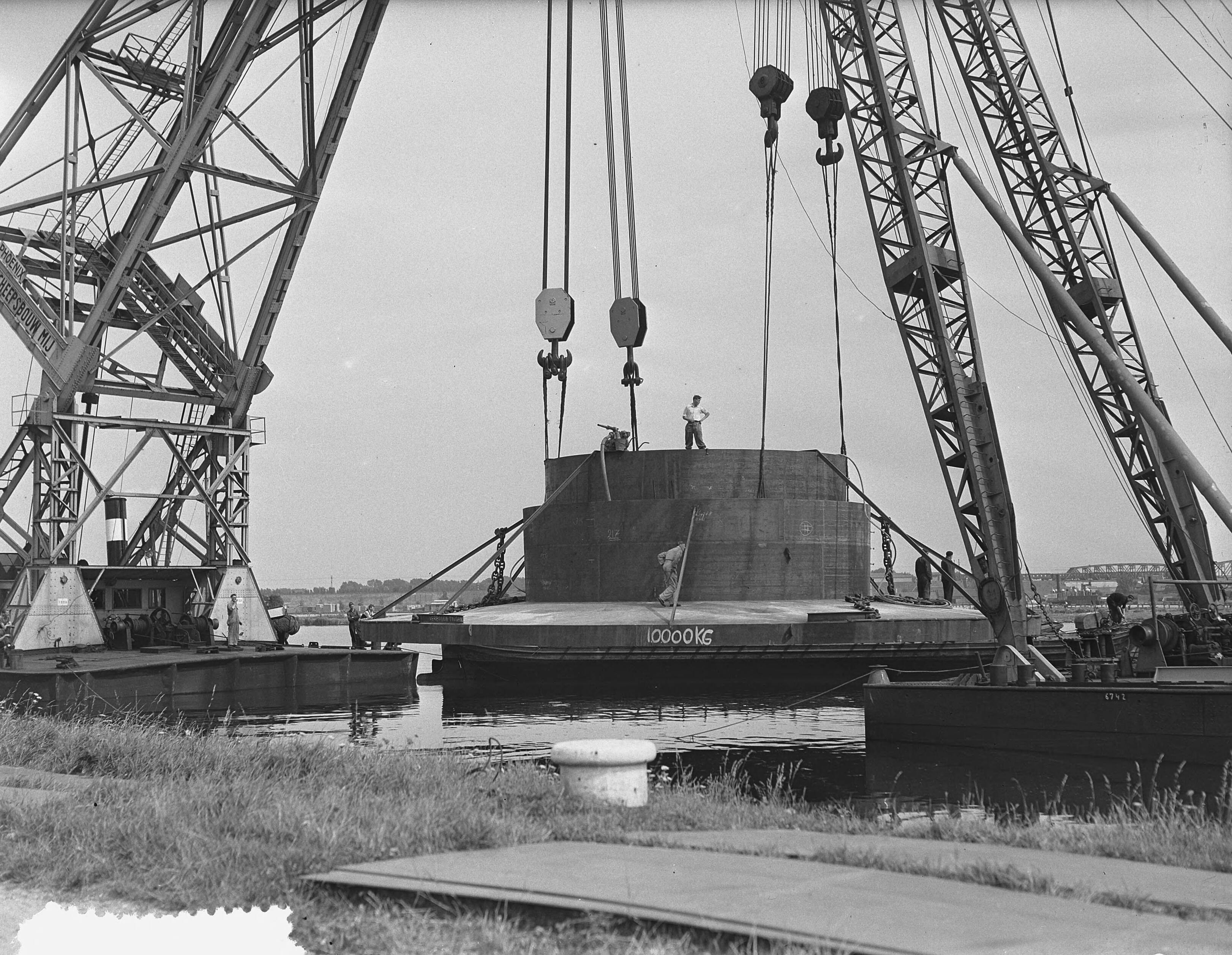 Fotocollectie Anefo — Tewaterlating in Zaandam van de duikerklok bestemd voor een onderzoek naar de veronderstelde lading goud aan boord van het wrak van de "Renate Leonhardt" — Foto: Noske, J.D. / Anefo. Licentie: Set B: Rechtenvrij / Publiek Domein. Bron: Nationaal Archief. http://hdl.handle.net/10648/a9274b2c-d0b4-102d-bcf8-003048976d84