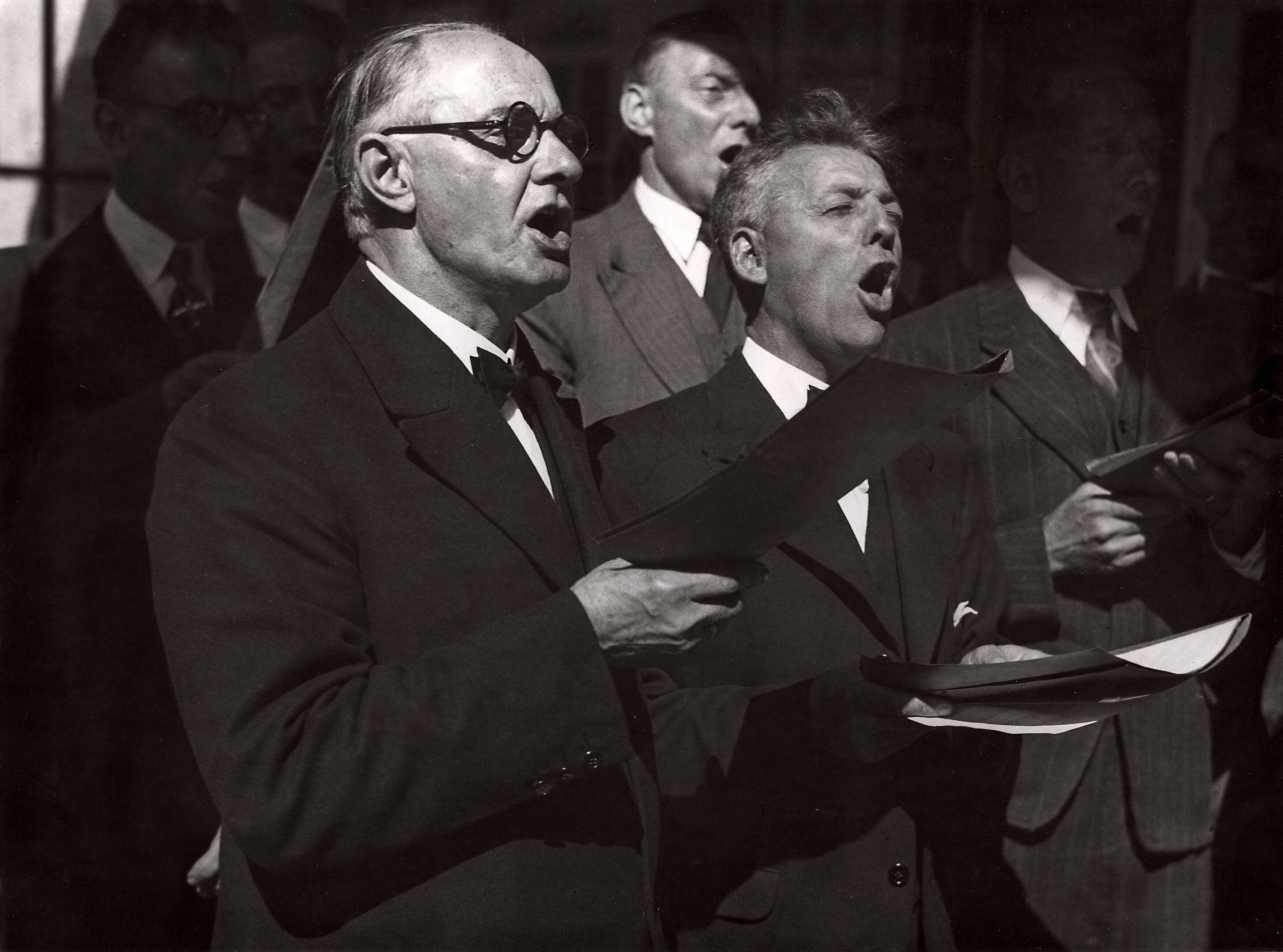 Drukkerij Spaarnestad — [40-jarig jubileum N.V. De Spaarnestad] [een mannenkoor zingt] — Foto: Fotograaf Onbekend / Fotobureau onbekend / Spaarnestad Photo (05887). Licentie: Set B: Rechtenvrij / Publiek Domein. Bron: Nationaal Archief. http://hdl.handle.net/10648/35429da6-39f5-a382-e063-6df0900a6686