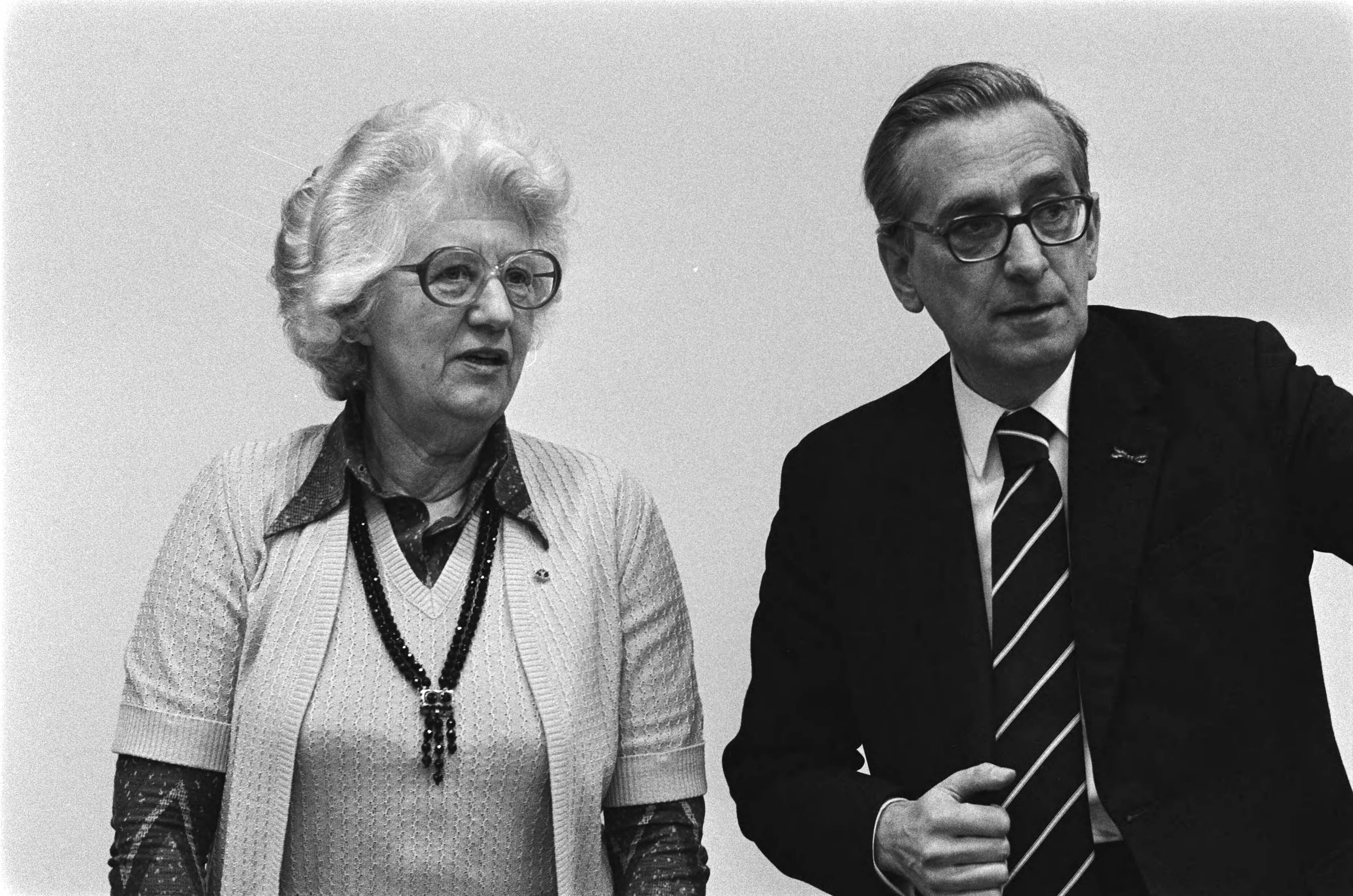 Fotocollectie Anefo — Commissievergadering Gevangeniswezen in Den Haag ; mevrouw Haars (l) en Joekes — Foto: Suyk, Koen / Anefo. Licentie: Set B: Rechtenvrij / Publiek Domein. Bron: Nationaal Archief. http://hdl.handle.net/10648/acb040c8-d0b4-102d-bcf8-003048976d84