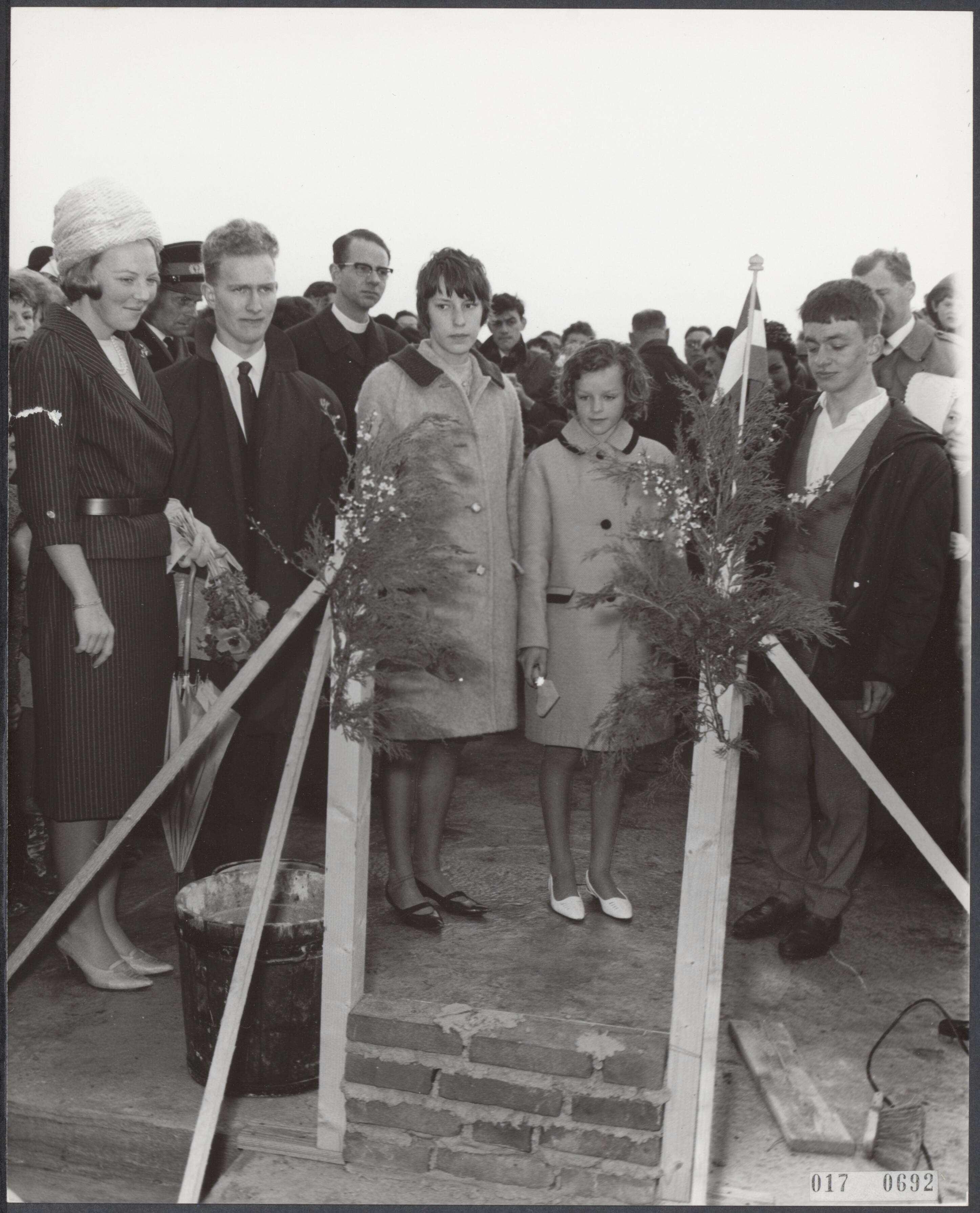 Fotocollectie Elsevier Binnenland — Eerste steenlegging van het te bouwen centrum voor jongeren "Het Zilveren Schor" te Arnemuiden, bijgewoond door prinses Beatrix. Naast haar de vier steenleggers' Janna Schets (14), Leentje Schoevers (11), Dirk Albregtse (17) en Wim Segeler (18) — Foto: Nijs, Jac. de / Anefo. Licentie: Set B: Rechtenvrij / Publiek Domein. Bron: Nationaal Archief. http://hdl.handle.net/10648/adbeb698-d0b4-102d-bcf8-003048976d84