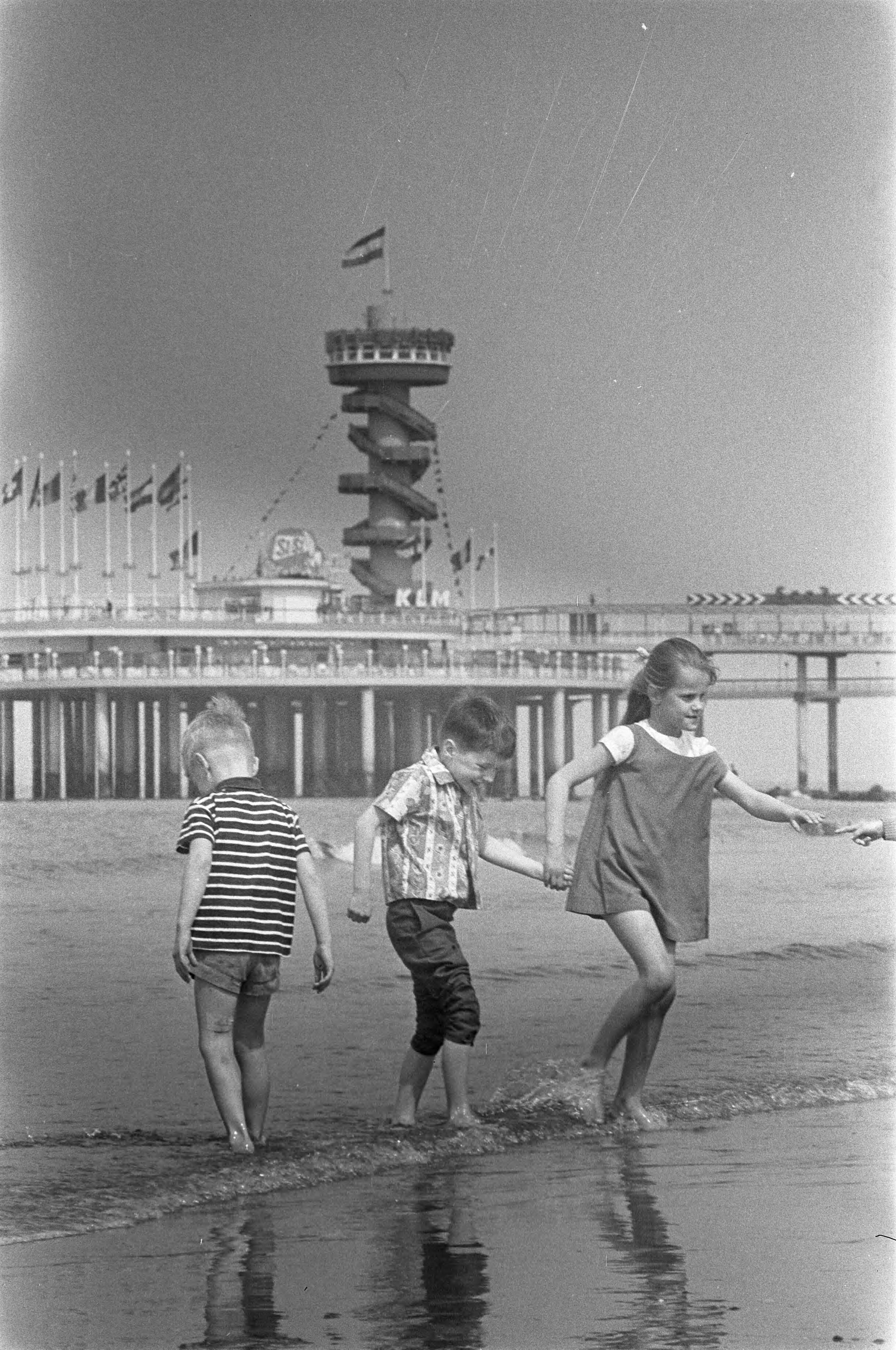 Fotocollectie Anefo — Kinderen op het strand bij Scheveningen — Foto: Koch, Eric / Anefo. Licentie: Set B: Rechtenvrij / Publiek Domein. Bron: Nationaal Archief. http://hdl.handle.net/10648/aa663444-d0b4-102d-bcf8-003048976d84