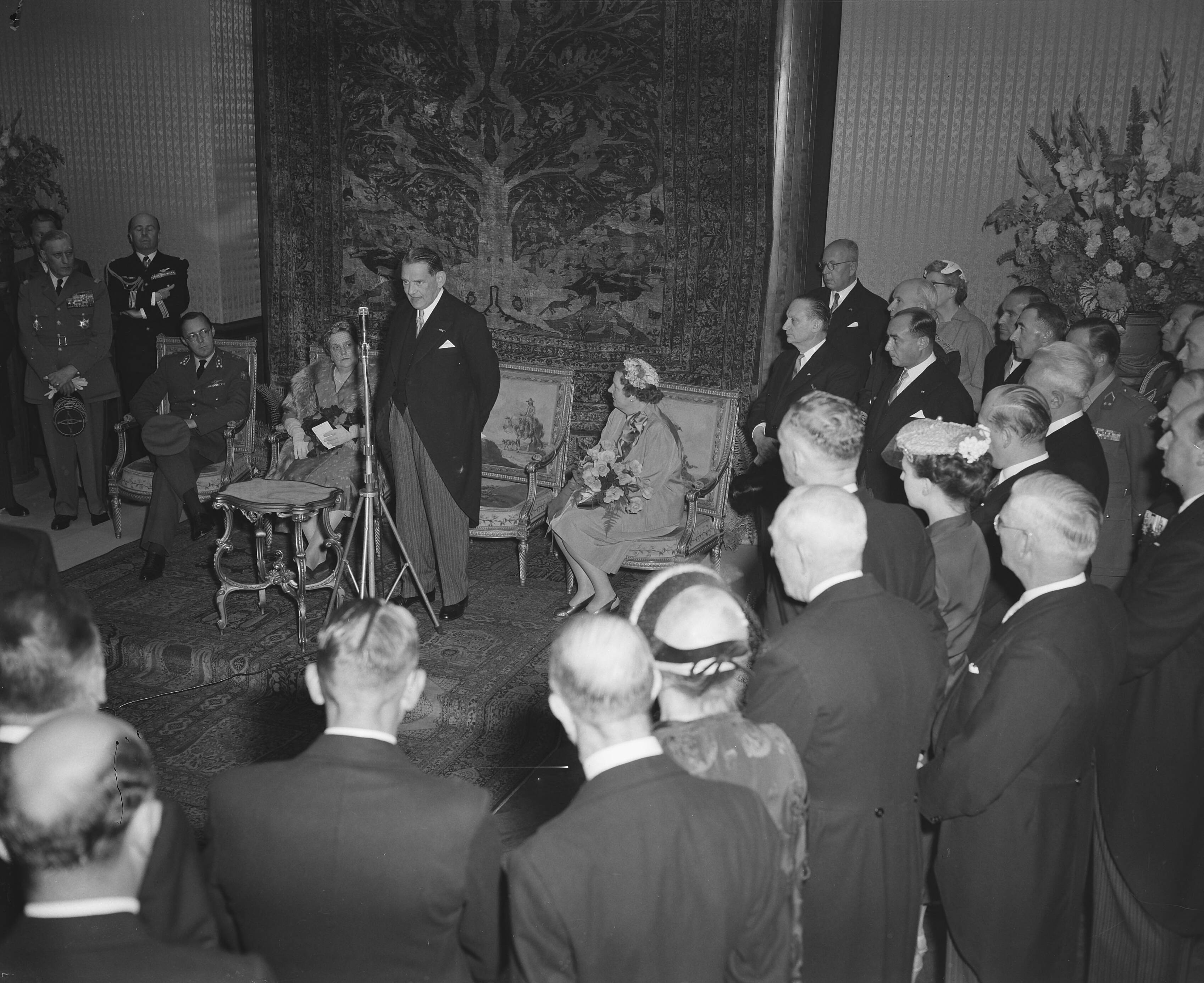 Staatsbezoek Franse president René Coty (1954) — Staatsbezoek Franse president René Coty. Tweede dag. Bezoek aan Den Haag. Ontvangst in stadhuis — Foto: Noske, J.D. / Anefo. Licentie: Set B: Rechtenvrij / Publiek Domein. Bron: Nationaal Archief. http://hdl.handle.net/10648/a9264790-d0b4-102d-bcf8-003048976d84